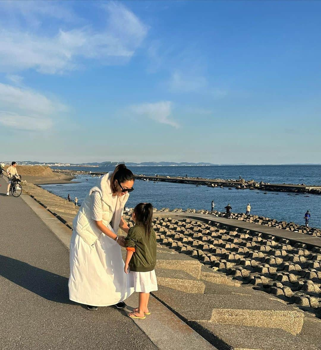 鈴木六夏さんのインスタグラム写真 - (鈴木六夏Instagram)「私のダウンベスト 。 リバーシブルで裏はファー🤍  娘は白ドレスにMA-1風のコーデ。 @byjott @jottjapan   中は EVERYDAY DRESS 白ロング。  半袖＋ベスト。 この時期だけの可愛いコンビ！  プリンセス、ベソかき、泣いて、抱っこ抱っこのその直後、うきゃきゃとはしゃいでひょうきん娘、そしてお母さんこの顔やって次はこの顔と要求and写真撮らさせる😂💦お願い、 30秒だけ静かな時間を私にください😅   #riccascloset #riccaミニマムクローゼット」10月30日 23時24分 - rikuka.62