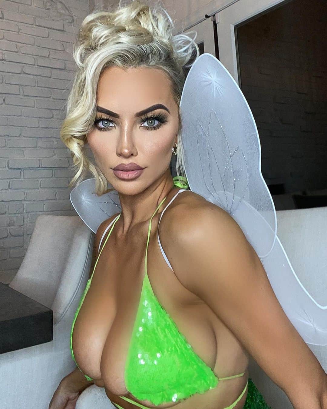リンジー・ペラスさんのインスタグラム写真 - (リンジー・ペラスInstagram)「TINK ✨」10月31日 2時04分 - lindseypelas