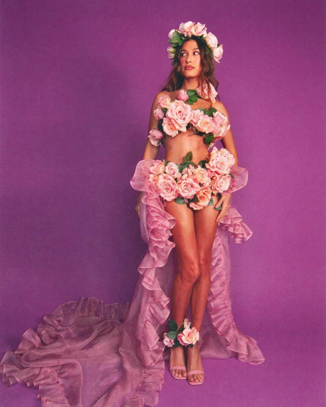 ハイレイ・ロード・ボールドウィンさんのインスタグラム写真 - (ハイレイ・ロード・ボールドウィンInstagram)「Happy Halloweekend 👻 inspo: YSL haute couture 1999 💐」10月31日 6時38分 - haileybieber