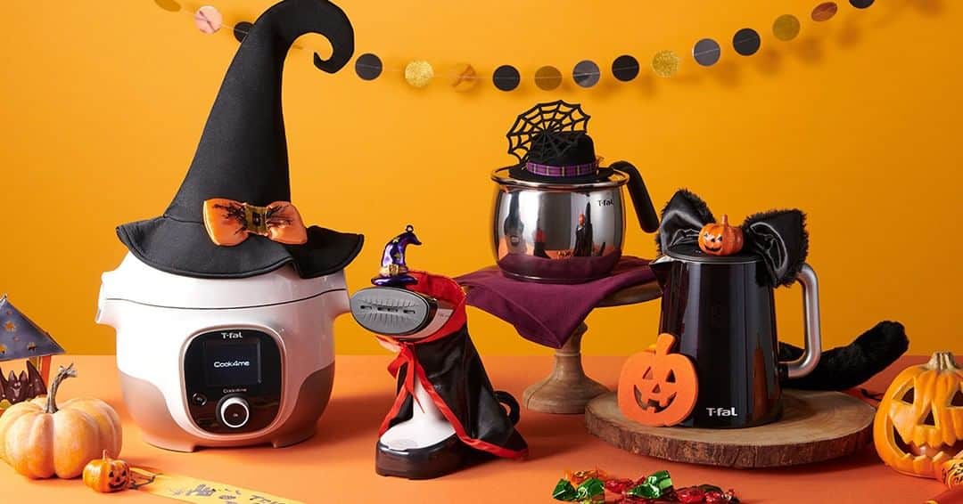 ティファールさんのインスタグラム写真 - (ティファールInstagram)「トリック・オア・トリート🎃ティファールの仲間たちがハロウィンパーティーに集合✨  今日10月31日はハロウィン🎃 ティファールの仲間たちが集まってハロウィンパーティーを開催しているみたい♪ みんな、上手に可愛く仮装していて、とっても賑やかなハロウィンになりそうですね🌈  もしかしたら、みなさんのお家にいるティファールの仲間たちも今日はこっそり仮装しているかも！？  ＼ハロウィンパーティーにやってきた仲間たち／ 🌟電気圧力鍋 クックフォーミー ホワイト 3L 🌟衣類スチーマー アクセススチーム ポケット 🌟鍋 オプティスペース IHステンレス マルチポット 🌟電気ケトル ディスプレイ コントロール 1.0L  みなさんはどの仲間がお気に入りですか😊？ 「かわいい！」と思ったら、コメントに【🎃(かぼちゃ)】の絵文字で教えてくださいね💬  #ティファール #tfal #tfaljapan #クックフォーミー #アクセススチーム #マルチポット #ディスプレイコントロール #電気圧力鍋 #衣類スチーマー #オプティスペース #電気ケトル #ハロウィン #ハロウィン仮装 #ハロウィンコスプレ #ハロウィンパーティー #ハロウィン飾り #ホームパーティー #トリックオアトリート #料理好き #料理好きな人と繋がりたい #家電 #キッチン用品 #キッチングッズ #キッチンアイテム #便利アイテム #便利家電 #便利グッズ #調理器具 #暮らしのアイテム #暮らしを楽しむ」10月31日 12時00分 - tfal_japan