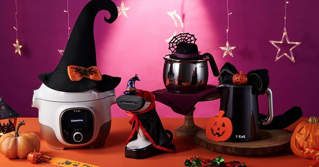ティファールさんのインスタグラム写真 - (ティファールInstagram)「トリック・オア・トリート🎃ティファールの仲間たちがハロウィンパーティーに集合✨  今日10月31日はハロウィン🎃 ティファールの仲間たちが集まってハロウィンパーティーを開催しているみたい♪ みんな、上手に可愛く仮装していて、とっても賑やかなハロウィンになりそうですね🌈  もしかしたら、みなさんのお家にいるティファールの仲間たちも今日はこっそり仮装しているかも！？  ＼ハロウィンパーティーにやってきた仲間たち／ 🌟電気圧力鍋 クックフォーミー ホワイト 3L 🌟衣類スチーマー アクセススチーム ポケット 🌟鍋 オプティスペース IHステンレス マルチポット 🌟電気ケトル ディスプレイ コントロール 1.0L  みなさんはどの仲間がお気に入りですか😊？ 「かわいい！」と思ったら、コメントに【🎃(かぼちゃ)】の絵文字で教えてくださいね💬  #ティファール #tfal #tfaljapan #クックフォーミー #アクセススチーム #マルチポット #ディスプレイコントロール #電気圧力鍋 #衣類スチーマー #オプティスペース #電気ケトル #ハロウィン #ハロウィン仮装 #ハロウィンコスプレ #ハロウィンパーティー #ハロウィン飾り #ホームパーティー #トリックオアトリート #料理好き #料理好きな人と繋がりたい #家電 #キッチン用品 #キッチングッズ #キッチンアイテム #便利アイテム #便利家電 #便利グッズ #調理器具 #暮らしのアイテム #暮らしを楽しむ」10月31日 12時00分 - tfal_japan