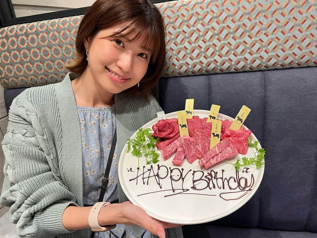 天野麻菜さんのインスタグラム写真 - (天野麻菜Instagram)「沢山お祝いしてもらった10月でした🥂🎂  本当に感謝です。  🍎  #誕生日月 #お祝い #サプライズ　#ありがとう #嬉しい #だいたい #肉 #肉ケーキ #焼肉 #おめでとう #天野麻菜 #31歳 #10月 #バースデー」10月31日 12時35分 - akaringo_mana