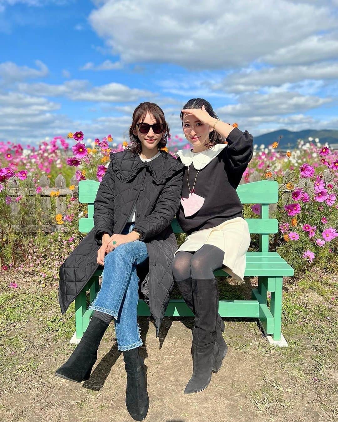 木本泉さんのインスタグラム写真 - (木本泉Instagram)「- 姉妹で🤳  こんなに綺麗ならメイクして来れば良かった🤣と思ったけど、日差しが強かったので、、、サングラスが役立った🙆‍♀️  #姉妹#亀岡#コスモス畑# 11月3日まで#夢コスモス園」10月31日 13時39分 - izumikimoto