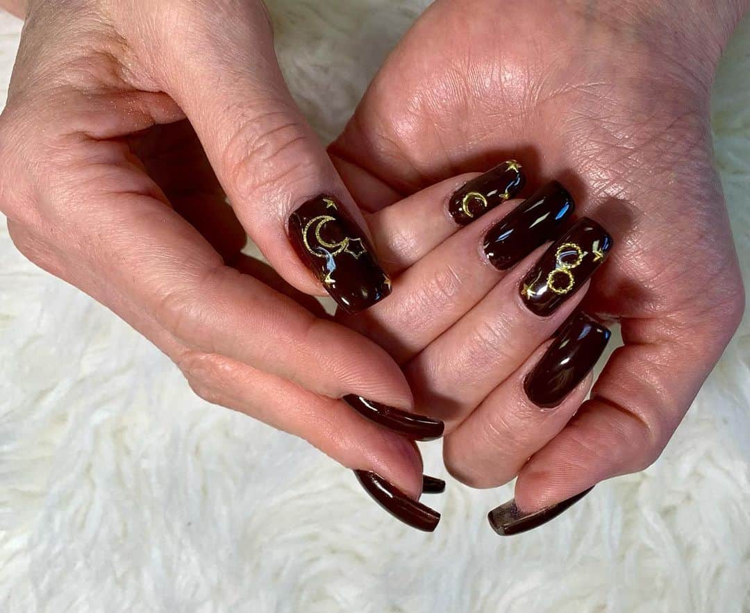 武田久美子さんのインスタグラム写真 - (武田久美子Instagram)「. ちょこっとだけハロウィンモードにした 今回の秋色ネイル💅 チョコレート色を楽しみます!  #nails #naildesign #chocolatecolor」10月31日 15時00分 - kumikotakedaofficial
