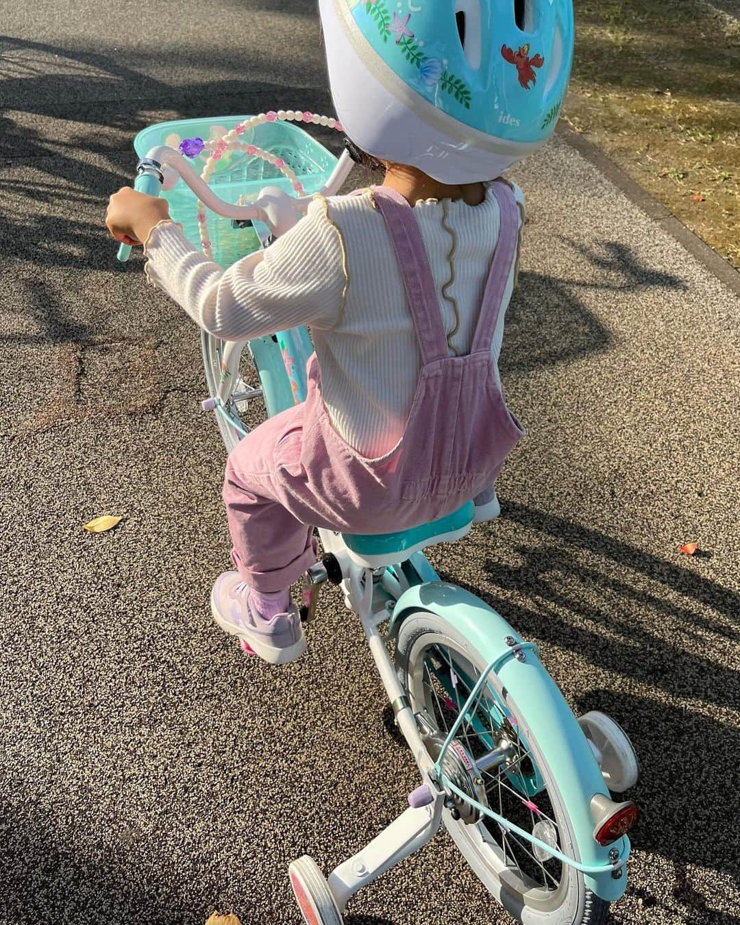 松村未央さんのインスタグラム写真 - (松村未央Instagram)「🎂 娘が４歳に👧🏻 いつも楽しませてくれてありがとう♡  プレゼントは念願の自転車🚲 ずっと「ピンク」と言っていたのに選んだのは全然違う色😆子どもあるある、みたいですね！ そしてあっという間に乗りこなしていてビックリ😳  できることが増え、喋る内容や言葉遣いも どんどん変わってきて成長を感じます。  もう４歳…とても早いです🥺 これからも一瞬一瞬を大切に過ごしていきたいです☺️  #4thbirthday #４歳誕生日#おうちバースデーフォト #４歳誕生日プレゼント #子ども自転車 #サプライズで #シンデレラの靴 #年中仮装している娘 #ハロウィーン生まれ」10月31日 17時04分 - mio.matsumura_