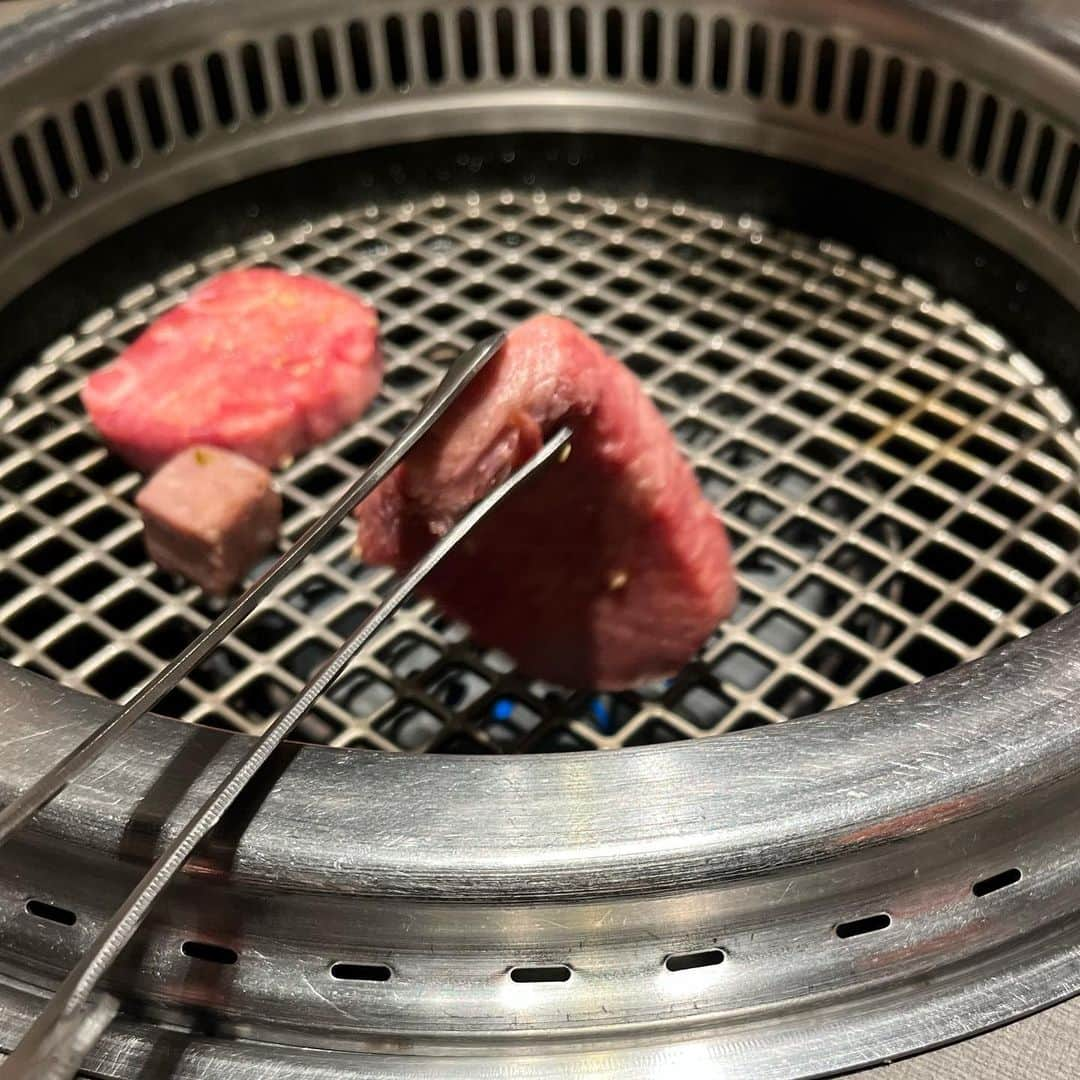 渋谷恭子さんのインスタグラム写真 - (渋谷恭子Instagram)「いつメンと焼肉😋💕  美羽 @miwa_sommelier さんに誘ってもらって 新宿駅南口から徒歩2分の 南新宿 和牛焼肉 慶 @yakinikukei さんで  長野県特産信州リンゴ🍎和牛を使用した贅沢コース 【コース新月＋2時間飲み放題＋本日のおすすめ和牛希少部位2点盛り】を完全個室でゆっくり頂いてきたよ✨  MENU ♢季節の食前健康スープ ♢自家製キムチ盛り合せ ♢自家製ナムル盛り合せ ♢本日の前菜盛り合せ ♢厚切上タン ♢薄切り上タン ♢自家製ドレッシングの慶サラダ ♢つぼ漬け信州ポークカルビ ♢信州アルプスりんご和牛赤身盛 ♢肉寿司 ♢お口直しの逸品 ♢信州りんご和牛特盛 ♢コムタンソーメン・しゃりしゃり冷麺・ユッケジャンスープ(3種類から1つ) ♢ゆずのシャーベットと本日のデザート ※ご飯🍚サンチュ🥬のお替わり自由※  見た目も素敵な盛り合わせ😍 お肉もそれ以外のお料理もとっても美味しかった❤️ ボリュームたっぷり✨✨✨  こちらの個室も凄〜く気に入ったから また何かの時に利用したいです🥰  @yakinikukei #南新宿グルメ #南新宿ディナー #新宿焼肉 #新宿グルメ #新宿ディナー #新宿飲み放題 #和牛焼肉慶 #南新宿焼肉 #焼肉 #東京グルメ #東京ディナー #東京焼肉 #新宿 #女子会 #個室 #個室ランチ #個室ディナー #新宿デート #デートにオススメ #pr #お肉 #お肉大好き #お肉好きな人と繋がりたい」10月31日 18時12分 - kyoko.86