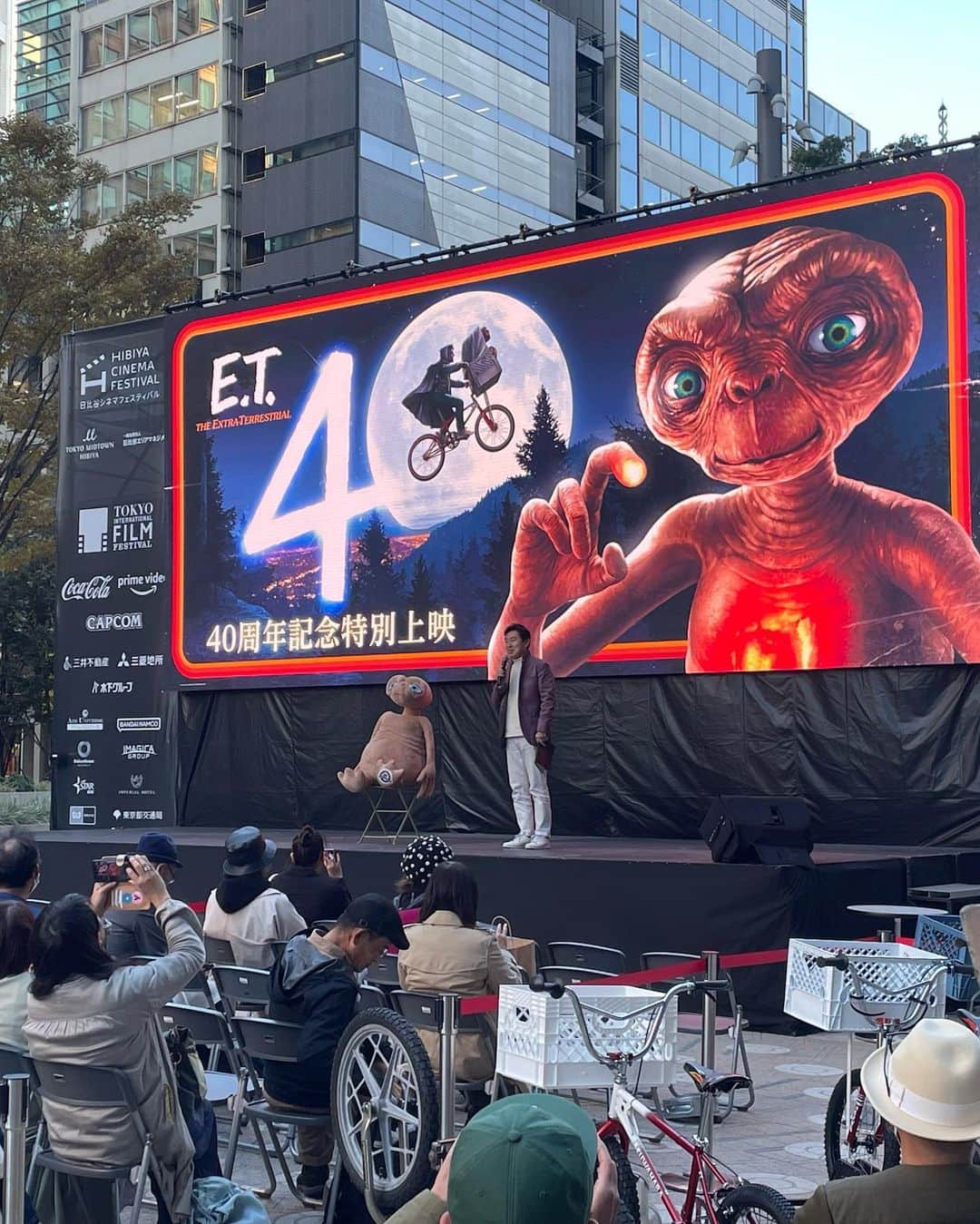 satomiさんのインスタグラム写真 - (satomiInstagram)「🎞🗼👉 ・ 東京国際映画祭weeeek🤍 今日はE.T.公開40周年ということでミッドタウン日比谷でのイベントにご招待頂きました🤍 ・ トークショーゲストは山之内すずちゃん🤍 ・ そのほかに映画の再上映やパネル展、BMXに乗れるフォトロケなど色々楽しみました😎 ・ E.T.は今見ても楽しめる名作！ わたしもしっかりみたことないから 見直そうと思いました🎞 首が伸び縮みするのは知りませんでした笑 ・ グッズは🔻で購入できるよ📕  https://nbcuni.co.jp/et-goods/  #ET #ET40周年 #TIFF #PR #ET最高 ・ ・ ・ ・ #東京国際映画祭 #スティーヴンスピルバーグ #東京日比谷ミッドタウン #山之内すず #BMW #映画好きな人と繋がりたい #車好きな人と繋がりたい #ユニバーサルスタジオ #ETアドベンチャー #大阪旅行」10月31日 18時50分 - saatoomii47