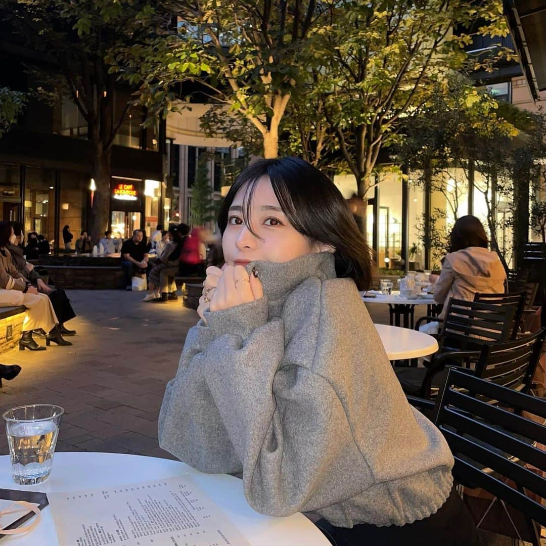 MIORIさんのインスタグラム写真 - (MIORIInstagram)「・ テラス席はもう寒いのね🥶  １年ぶりくらいの友達とお茶☕️ 良い時間でした🫶 ・ ・ ・ #a16#東京カフェ#丸の内カフェ#ミニボブ#ショートボブ」10月31日 20時49分 - __mk.31__