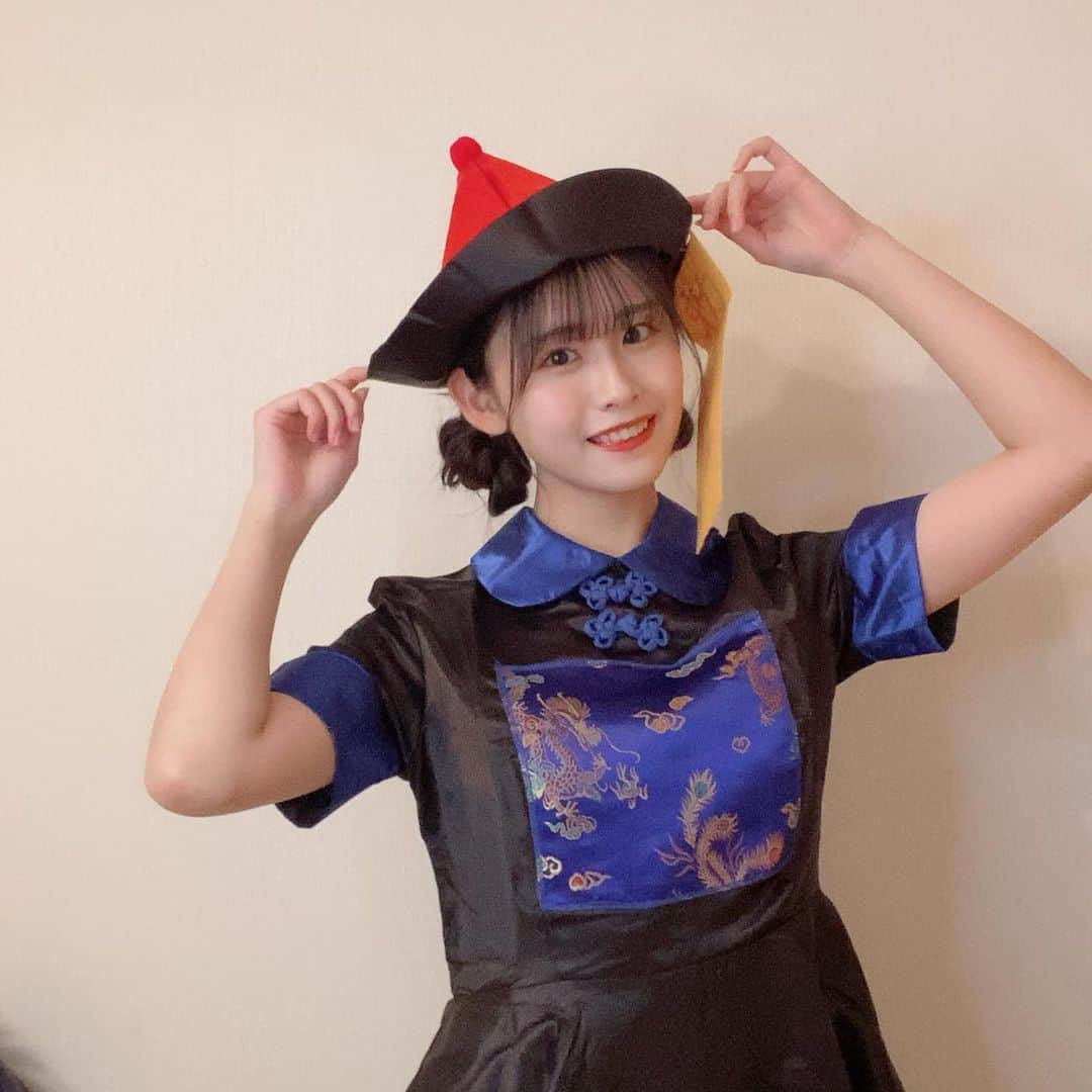 もかさんのインスタグラム写真 - (もかInstagram)「HappyHalloween🎃  今年はキョンシーでしたっ！ 横の札の正解が一生分かりませんでした😢笑  不器用なりにヘアアレンジも頑張ってみちゃいました笑  たくさん褒めて😚😚  #happyhalloween  #仮装」10月31日 22時07分 - moca.2812