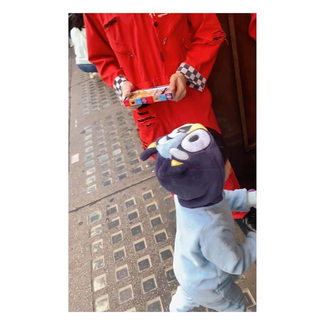 秋元玲奈さんのインスタグラム写真 - (秋元玲奈Instagram)「Halloween🎃 仮装した長男と。 分かりづらいですが、彼はBBCのアニメに出てくるBlueyというお気に入りのキャラクターの着ぐるみです😆  #london #londonlife #halloween #bluey #cbeebies」11月1日 1時23分 - rena_akimoto