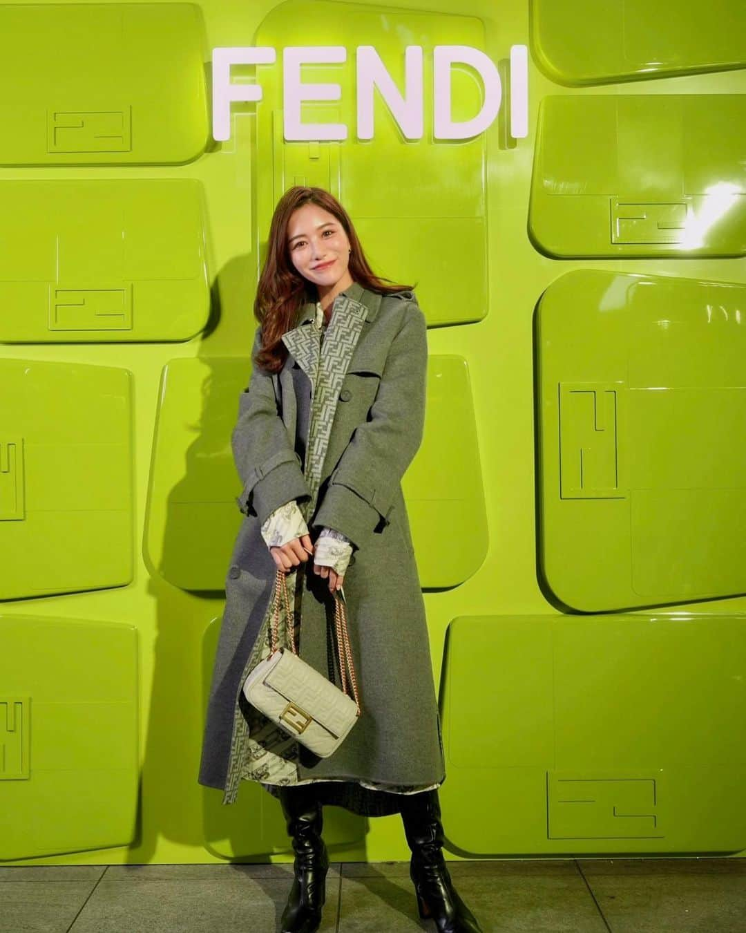 石井里奈さんのインスタグラム写真 - (石井里奈Instagram)「FENDI BAGUETTE 25th ANNIVERSARY  POP-UP COCKTAIL EVENT✨ . FENDIの伝統的アイコンバッグ、バケットバッグが25周年を迎えたということで、お祝いのパーティーへ🎉 @fendi  とっても可愛い会場でトキメキました︎💕︎ FENDI CAFEも期間限定オープンしてるのでまたゆっくり行きたいな♡ 📍THE ICEBERG(アイスバーグ) . 全身FENDIの素敵なお洋服。 コートも中のセットアップもとっても素敵でもっとこのお洋服が似合う素敵な女性になろうと思いました✨また着たいな︎💕︎ バケットバッグはどのコーデにも合わせやすいし、携帯も入るしよかった︎🥺 . #FENDI #FendiBaguette #fendicafe #forucafe @mrkimjones @delfinadelettrez #fendiofficial @silviaventurinifendi #フェンディ #fendibag #りなまるコーデ」11月1日 12時15分 - ri7tin1025