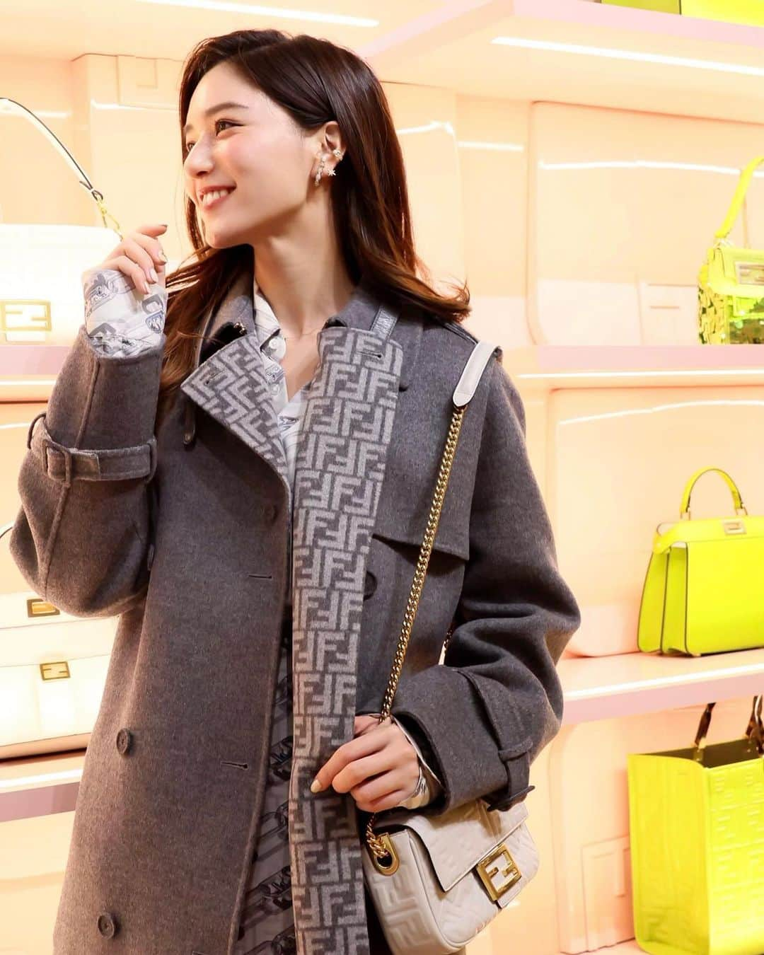 石井里奈さんのインスタグラム写真 - (石井里奈Instagram)「FENDI BAGUETTE 25th ANNIVERSARY  POP-UP COCKTAIL EVENT✨ . FENDIの伝統的アイコンバッグ、バケットバッグが25周年を迎えたということで、お祝いのパーティーへ🎉 @fendi  とっても可愛い会場でトキメキました︎💕︎ FENDI CAFEも期間限定オープンしてるのでまたゆっくり行きたいな♡ 📍THE ICEBERG(アイスバーグ) . 全身FENDIの素敵なお洋服。 コートも中のセットアップもとっても素敵でもっとこのお洋服が似合う素敵な女性になろうと思いました✨また着たいな︎💕︎ バケットバッグはどのコーデにも合わせやすいし、携帯も入るしよかった︎🥺 . #FENDI #FendiBaguette #fendicafe #forucafe @mrkimjones @delfinadelettrez #fendiofficial @silviaventurinifendi #フェンディ #fendibag #りなまるコーデ」11月1日 12時15分 - ri7tin1025