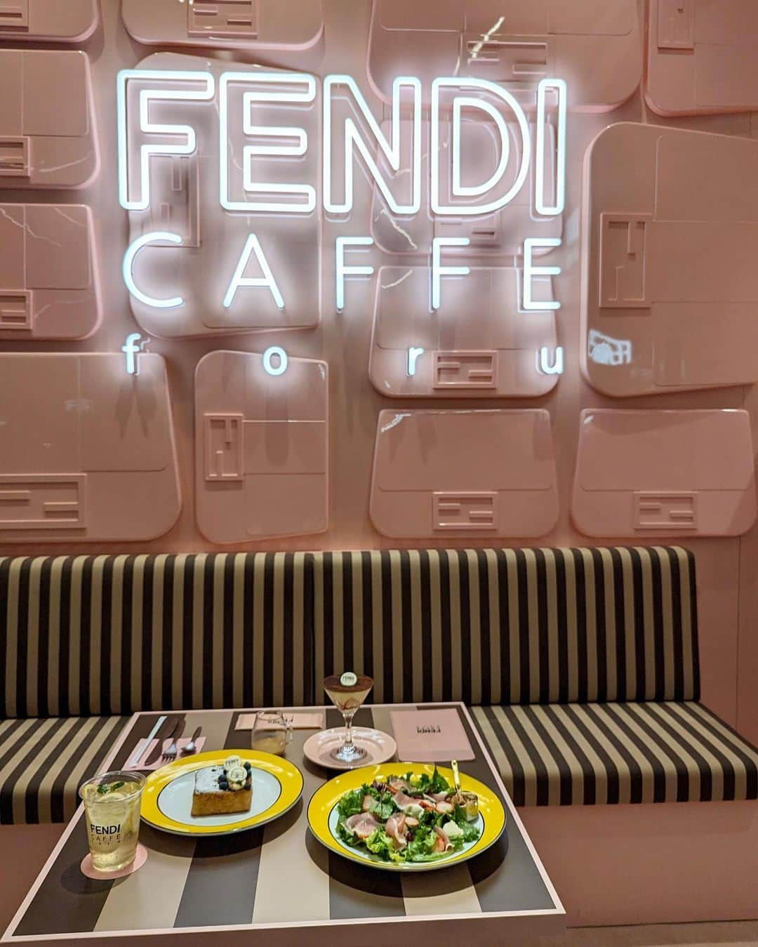 石井里奈さんのインスタグラム写真 - (石井里奈Instagram)「FENDI BAGUETTE 25th ANNIVERSARY  POP-UP COCKTAIL EVENT✨ . FENDIの伝統的アイコンバッグ、バケットバッグが25周年を迎えたということで、お祝いのパーティーへ🎉 @fendi  とっても可愛い会場でトキメキました︎💕︎ FENDI CAFEも期間限定オープンしてるのでまたゆっくり行きたいな♡ 📍THE ICEBERG(アイスバーグ) . 全身FENDIの素敵なお洋服。 コートも中のセットアップもとっても素敵でもっとこのお洋服が似合う素敵な女性になろうと思いました✨また着たいな︎💕︎ バケットバッグはどのコーデにも合わせやすいし、携帯も入るしよかった︎🥺 . #FENDI #FendiBaguette #fendicafe #forucafe @mrkimjones @delfinadelettrez #fendiofficial @silviaventurinifendi #フェンディ #fendibag #りなまるコーデ」11月1日 12時15分 - ri7tin1025