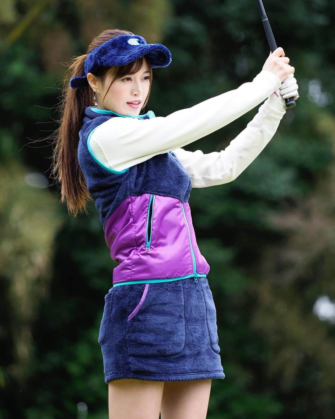 高橋としみさんのインスタグラム写真 - (高橋としみInstagram)「めっちゃいいドヤ顔があったので どうか見てやってください😌❤️  par3、アイアンでパンチショット⛳️ 2枚目心配そうに見てたのに、 グリーンのって、ドヤってました😌  褒めてやってください。  ウェア　@champion_japan  #ゴルフ#ゴルフ女子#ゴルフウェア#ゴルフコーデ#champion#チャンピオンゴルフ#golf#golfswing」11月1日 17時00分 - toshimi_1002
