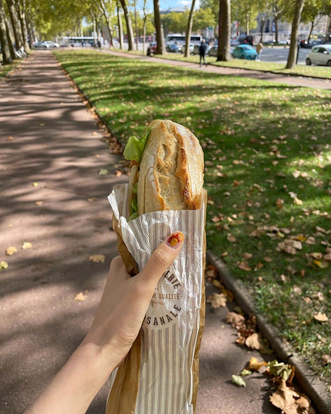 大野いとさんのインスタグラム写真 - (大野いとInstagram)「フランスで、バケットサンド片手に、道を歩く。 念願叶いました😽✨  夕食後に食べたチーズケーキはトロトロでした。  どちらもとっても美味しかった🫶 ご馳走さまでした。 #フランス #パリ  #撮影の合間に  衣装 コートandワンピース @toryburch」11月1日 18時29分 - ohno_ito