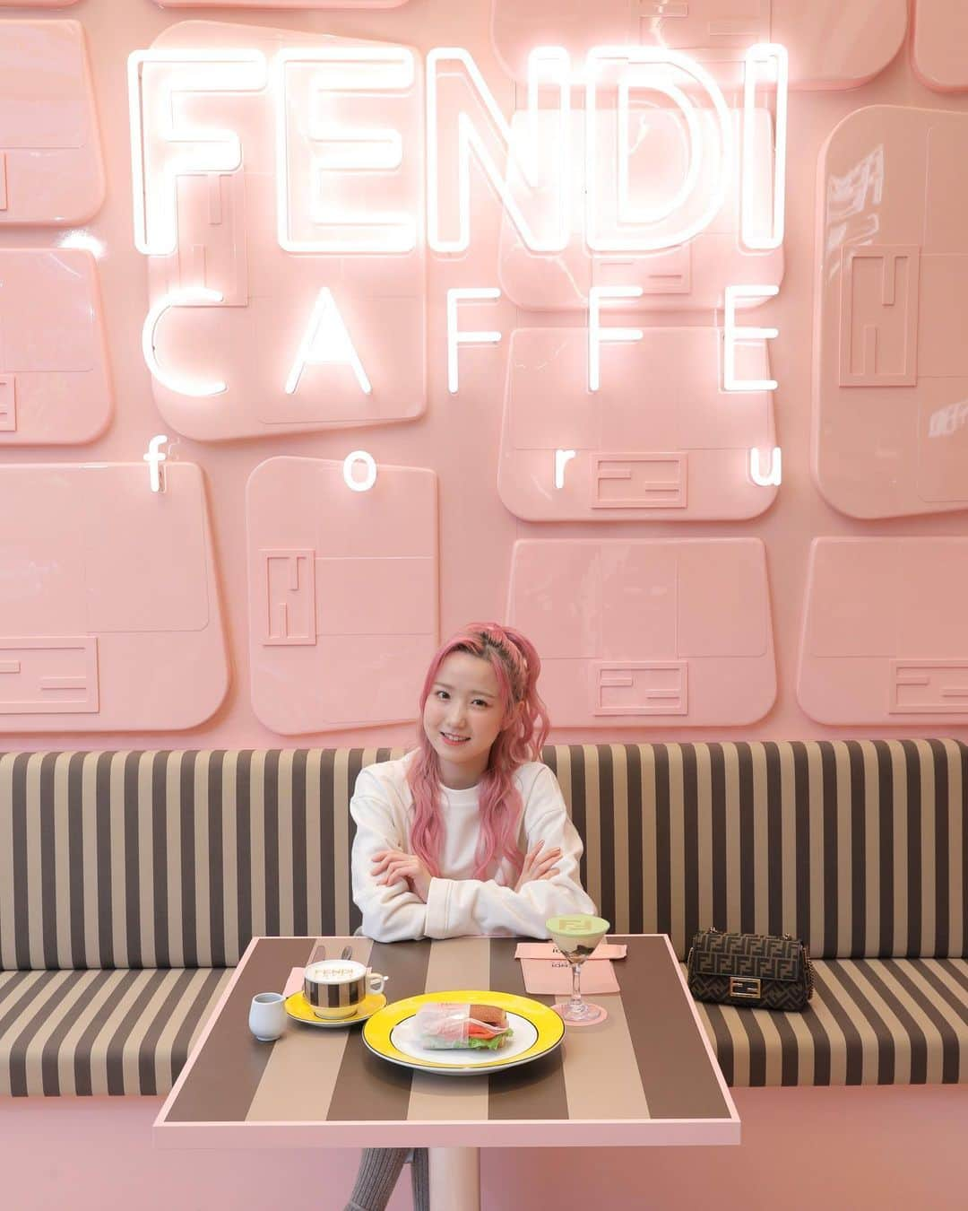 本田仁美さんのインスタグラム写真 - (本田仁美Instagram)「.  【FENDI Baguette 25th ANNIVERSARY POP-UP EVENT】  FENDIのアイコンバッグである”バゲット“の25周年を記念したPOPUPにお邪魔させていただきました👜✨  #FendiBaguette @fendi @mrkimjones @silviaventurinifendi @delfinadelettrez」11月1日 19時23分 - 10_hitomi_06