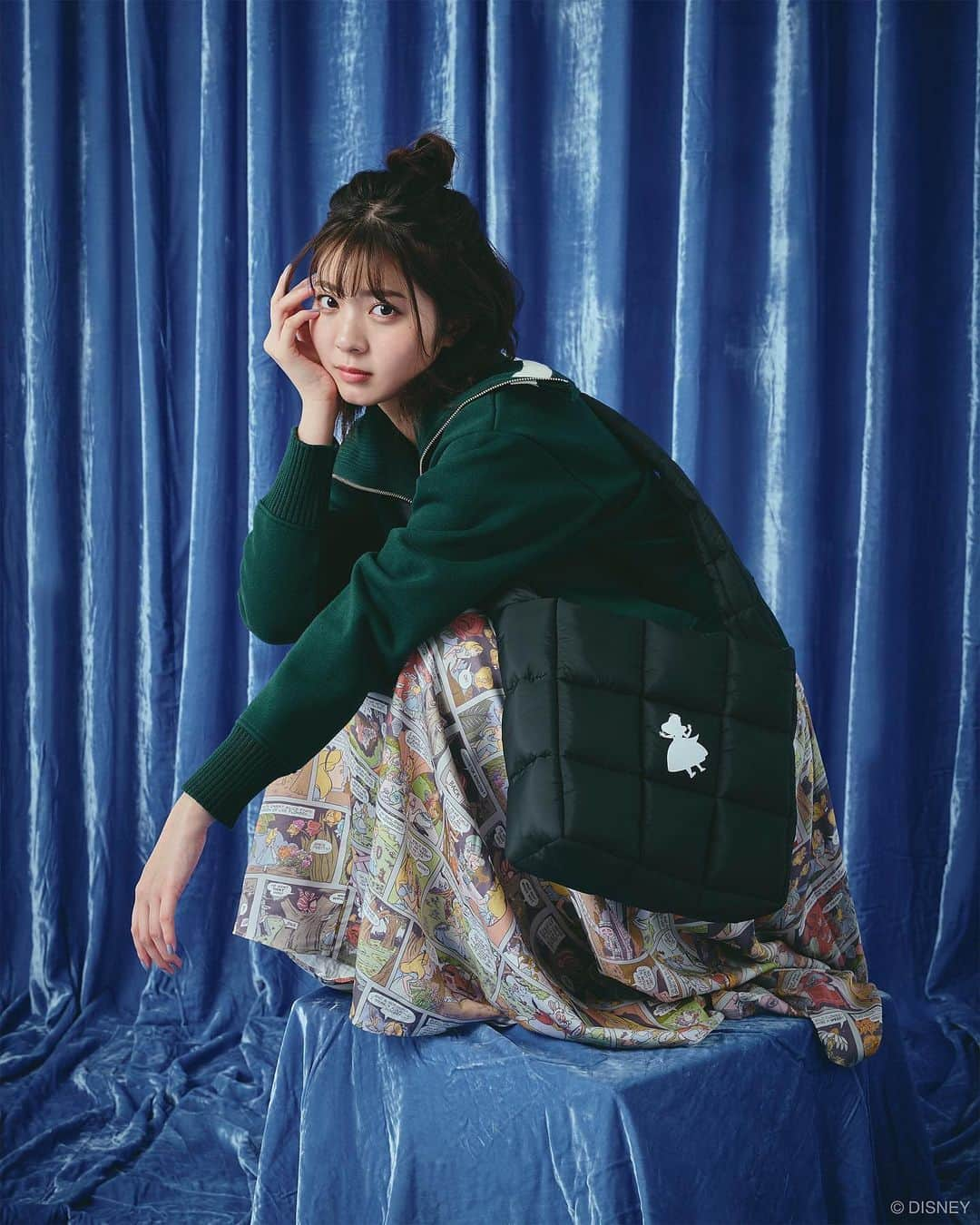 ゆなさんのインスタグラム写真 - (ゆなInstagram)「🚨お知らせ🚨 -------------------------------------- Disney SERIES CREATED by MOUSSY 　　YUNA HOSHINO Collection --------------------------------------  大好きなブランドと私の限定コレクションを出させていただくことになりました…！  制作にあたり、長い時間をかけて何度も話し合いながら、こだわって作らせていただきました。  デザインだけでなく、 色合い、柄の大きさなど 細部に至るまで私のこだわりを実現していただいています🥺  沢山の方に気に入っていただけますように…！  受注販売は本日11/1(火)より開始されています！  受注開始に伴い、YouTubeで撮影の裏側も公開しているので、ぜひチェックしてくださいっ✌️✨  ■受注期間：2022年11月1日(火)昼12:00～2022年11月15日(火)午前11:59  ■商品発送：2023年2月下旬以降予定 ※生産上の都合により配送時期が変更になる可能性がございます。予めご了承くださいませ。  ■取り扱い先： ①SHEL'TTER WEB STORE ②ZOZOTOWN ③MOUSSY FLAGSHIP SHOP ※サンプル展示のみとなります  ■商品： ＜トレーナー＞ 商品名/OVERSIZED POJ / ALICE 商品番号/010GSY01-0000 カラー/BLACK,PURPLE サイズ/FREE 価格/¥8,998（税込）  ＜総柄シャツ＞ 商品名/COMIC SHEER SH/ALICE 商品番号/010GSY01-0020 カラー/MULTI_1 サイズ/FREE 価格/¥8,998（税込）  ＜総柄スカート＞ 商品名/VTG COMIC SK/ALICE 商品番号/010GSY01-0030 カラー/MULTI_1　 サイズ/M,L 価格/¥10,450（税込）  ＜パーカー＞ 商品名/OVERSIZED HOODIE/ALICE 商品番号/010GSY01-0010 カラー/OFF WHITE,BLACK サイズ/FREE 価格/¥8,998（税込）  ＜バッグ＞ 商品名/PUFFER BAG/ALICE 商品番号/010GSY01-0050 カラー/BLACK,YELLOW　 サイズ/FREE 価格/¥5,995（税込）  #disney #moussy #lookbook #fashion #PR」11月1日 19時24分 - _yunachannel