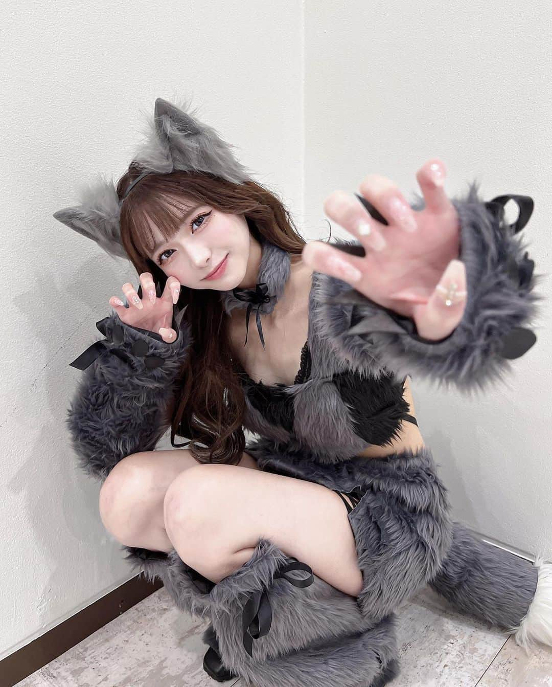 あやちゃんさんのインスタグラム写真 - (あやちゃんInstagram)「今年はオオカミしたの🐺🌕🖤 モフモフしてて暖かかった🤣 マリームーンのコスだよ💕  今年は渋谷ではなく新宿にいました🤣  #オオカミコスプレ #オオカミ #オオカミちゃん #コスプレ #ハロウィンコスプレ #ハロウィンパーティー #渋ハロ #渋谷ハロウィン #ハロウィンメイク #ハロウィン仮装」11月1日 20時57分 - aya.you.love.r