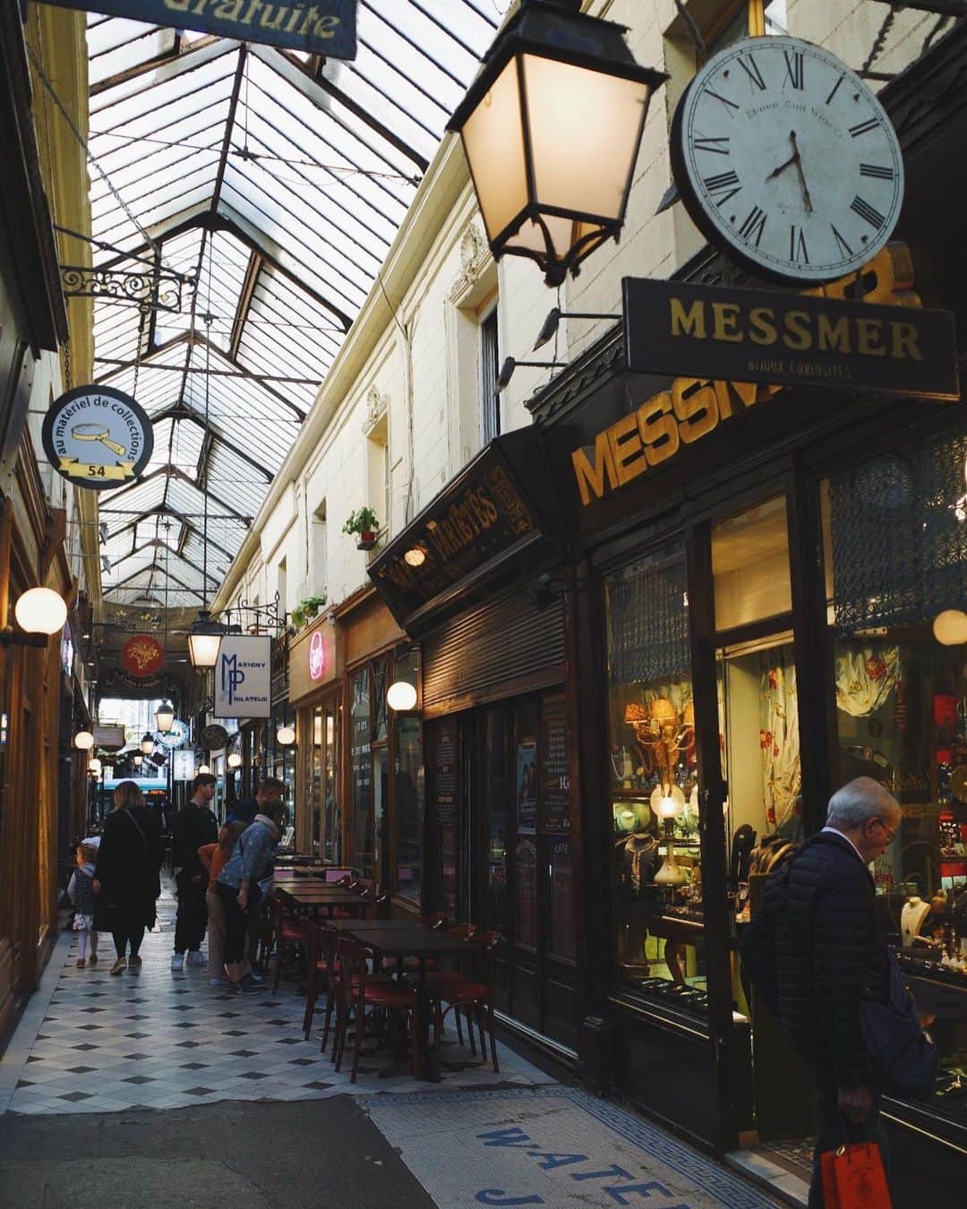 新井貴子さんのインスタグラム写真 - (新井貴子Instagram)「久しぶりのParis🇫🇷  パリの空気を感じると、いつも身が引き締まり緊張感もより強まっていたけど、今となってはその感覚を楽しめるようになっている。  毎年パリに行って仕事をさせていただくたびにその成長を感じることができる。 ここで得た刺激を更に自分の成長へ繋げます。  ※最終日に食べたタルトタタンが一番気合い入ってました🦦🍎」11月1日 21時31分 - kikoarai