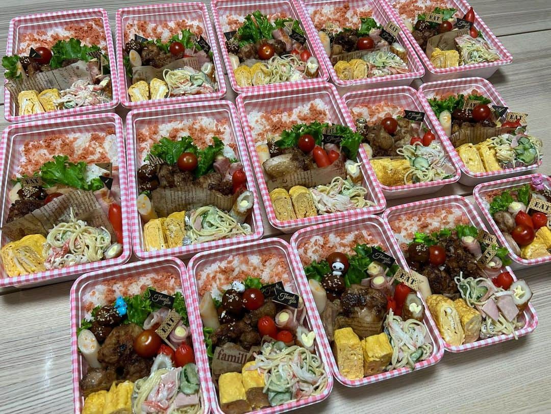 Kazukiさんのインスタグラム写真 - (KazukiInstagram)「家族みんなのお弁当🍱✨ •  みんなで食べたお弁当は さらに美味しかった😋 • • ★漆ちゃんFamilyチャンネル★ https://youtube.com/channel/UCTzZtFnWsvR-ETR_AsRHgdg • • #お弁当#大家族弁当#六男七女#13人兄妹#15人大家族#ピクニック#外で食べると美味しい#大家族ママ#定番おかず#デザート#笑顔#優しさ連鎖#ありがとう#漆山家#漆ちゃんFamilyチャンネル」11月1日 21時32分 - kazuki13mama