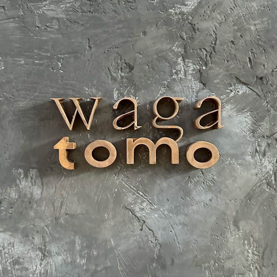 市原彩花さんのインスタグラム写真 - (市原彩花Instagram)「Wagatomo🐄🇸🇬 A new Japanese restaurant opened in Tanjong Pagar. Raw wagyu pizza that can only be eaten here😍 @wagatomo.sg   タンパガのGuoco Towerにオープンしたフュージョン和食のお店🇯🇵 生肉の和牛ピザはユッケでもタタキでもない唯一無二の美味しさ🥹❣️ バターミルク唐揚げは冷めても表面カリッカリ、中ジューシーで感動レベル🥳  向かいにある系列店の @gyusan.sg (写真7枚目〜)ではお肉や軽食が買えるし、イートインもあるよ🐮  #wagatomo#gyusan#japanesefood#japaneserestaurant#pizza#sgfoodie#sgfood#sgeats#singapore#シンガポール#singapura#海外生活#海外旅行#海外移住#シンガポール生活#シンガポール在住#tanjongpagar#タンジョンパガー #あーちゃんシンガポール」11月1日 22時06分 - ayaka_ichihara