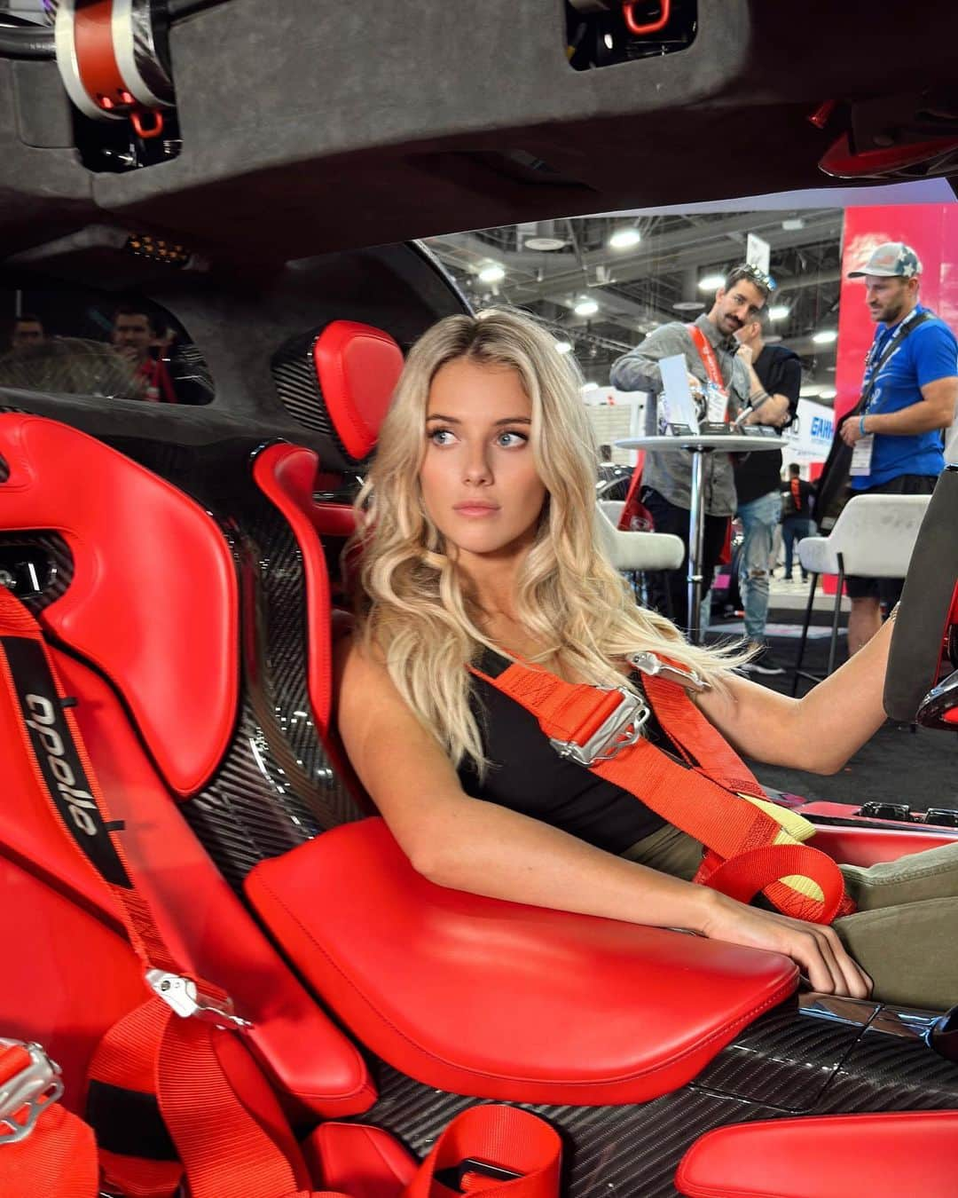 Lindsay Brewerさんのインスタグラム写真 - (Lindsay BrewerInstagram)「SEMA day 1🎥 @motortrendtv @brenton_tv @semashow」11月2日 15時25分 - lindsaymariebrewer