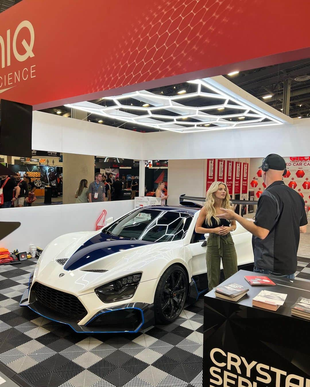 Lindsay Brewerさんのインスタグラム写真 - (Lindsay BrewerInstagram)「SEMA day 1🎥 @motortrendtv @brenton_tv @semashow」11月2日 15時25分 - lindsaymariebrewer