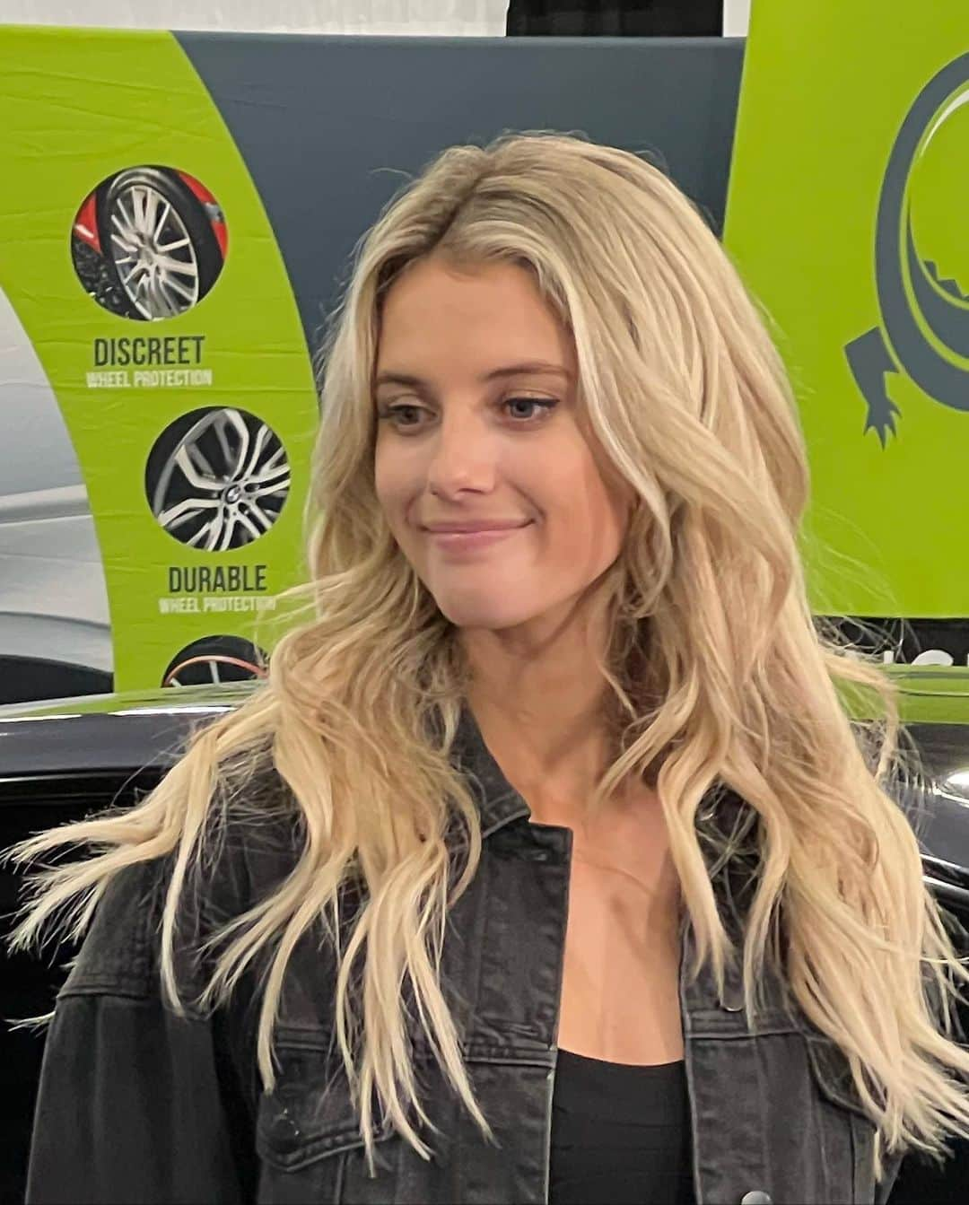 Lindsay Brewerさんのインスタグラム写真 - (Lindsay BrewerInstagram)「SEMA day 1🎥 @motortrendtv @brenton_tv @semashow」11月2日 15時25分 - lindsaymariebrewer