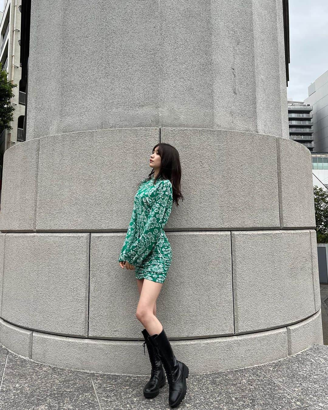 荒山みなみさんのインスタグラム写真 - (荒山みなみInstagram)「どこも破けてない服着た🌱」11月2日 17時29分 - 37.37.373