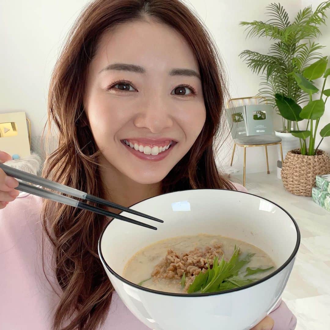 まりなさんのインスタグラム写真 - (まりなInstagram)「鬼ハマり中の鍋の締め!!  この時期我が家はリアルに3日1回は鍋だよ🤤👍  野菜もお肉もとれるし食材切るだけだから本当にズボラには最高の日本の文化です(壮大)🙏✨  鍋を楽しんだら最後はもちろん締め!!  ミツカンのごま豆乳鍋つゆを使って最高に美味しい「ごま豆乳坦々白滝麺!!」で〆るのにハマってます!!  思い切り楽しみきった鍋のつゆに（出汁たっぷり!!） 白滝と豚そぼろを入れるだけ！！最高！  豚そぼろは一旦湯がいて余計な脂と灰汁を落とすことで冷やしてもパラパラのそぼろになるよ〜！ これはお弁当にも使えるし一石二鳥！  詳しいレシピは写真を見てね！  みんなぜひミツカンで「ごま豆乳坦々白滝麺!!」作って見てねええ!!!  #今晩何で〆るん会？#ミツカン #〆まで美味しい鍋つゆ　#pr」11月2日 18時07分 - takemari1219
