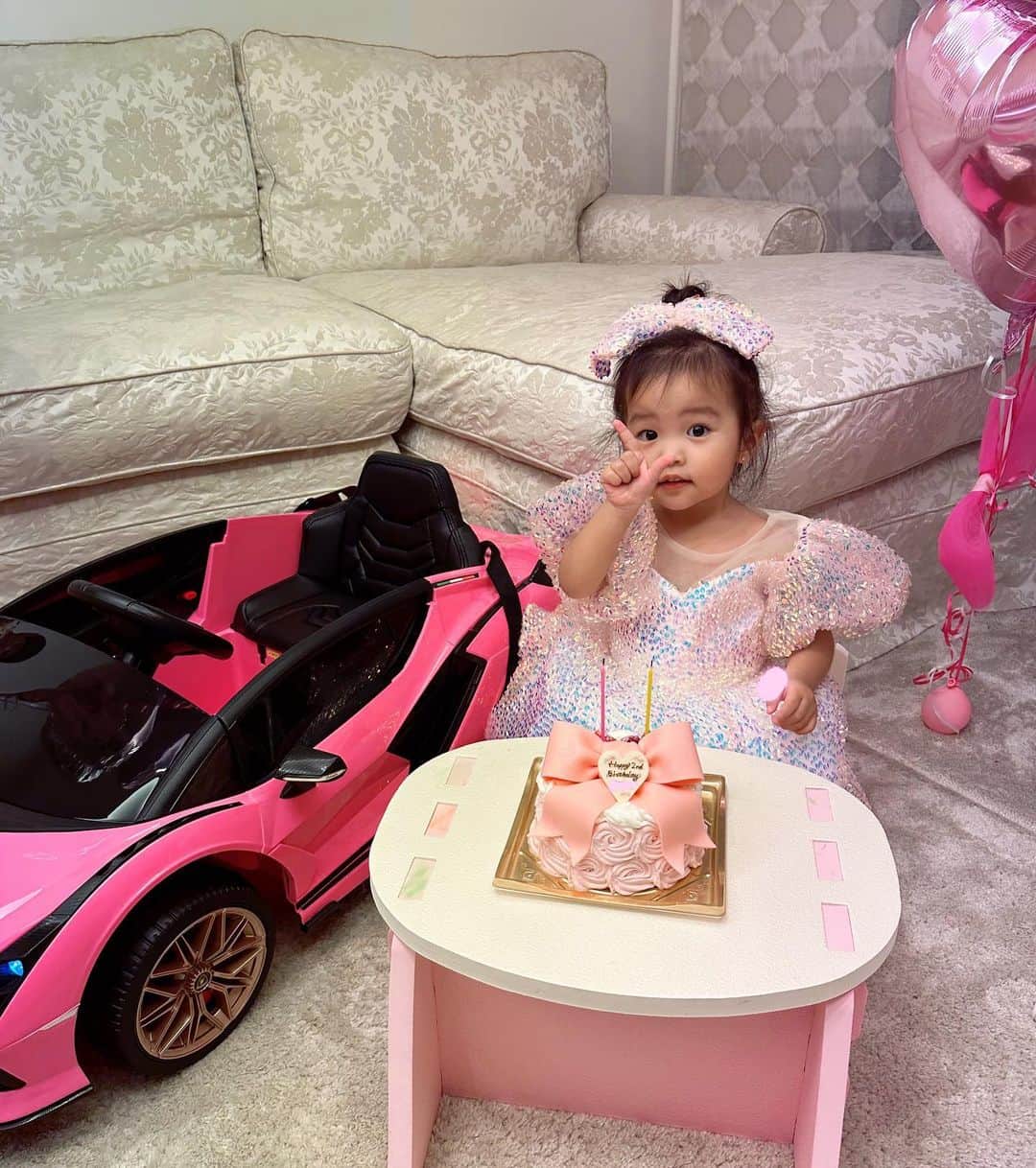福王寺彩野さんのインスタグラム写真 - (福王寺彩野Instagram)「💖Happy Birthday Dear My daughter💖 ちびの（娘）あっという間に2歳になりました🥹✌️💘 外食だと大変なので家族だけでおうちでお祝い🎁🫶🎉 車が大好きみたいなので私がいつか乗りたかったピンクの車をプレゼント😂🚗💝 ドレス👗とバルーン🎈とケーキ🎂は完全に私の趣味です🤣🎀気に入ってくれて良かった🥺💞 生まれてきてくれてありがとう🥲💓これからも元気で健康に楽しく過ごせますように💕✨✨ #2歳 #娘 #チビノ #女の子ベビー #2020年11月生まれ #mydaughter #happybirthday #birthdaygirl #birthdaycake #birthdayballoons #ballowerballoon #pinkcar #lamborghini #birthdaygift #babygirl」11月2日 19時46分 - ayano_fukuoji