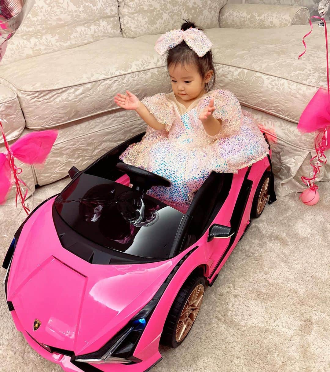 福王寺彩野さんのインスタグラム写真 - (福王寺彩野Instagram)「💖Happy Birthday Dear My daughter💖 ちびの（娘）あっという間に2歳になりました🥹✌️💘 外食だと大変なので家族だけでおうちでお祝い🎁🫶🎉 車が大好きみたいなので私がいつか乗りたかったピンクの車をプレゼント😂🚗💝 ドレス👗とバルーン🎈とケーキ🎂は完全に私の趣味です🤣🎀気に入ってくれて良かった🥺💞 生まれてきてくれてありがとう🥲💓これからも元気で健康に楽しく過ごせますように💕✨✨ #2歳 #娘 #チビノ #女の子ベビー #2020年11月生まれ #mydaughter #happybirthday #birthdaygirl #birthdaycake #birthdayballoons #ballowerballoon #pinkcar #lamborghini #birthdaygift #babygirl」11月2日 19時46分 - ayano_fukuoji
