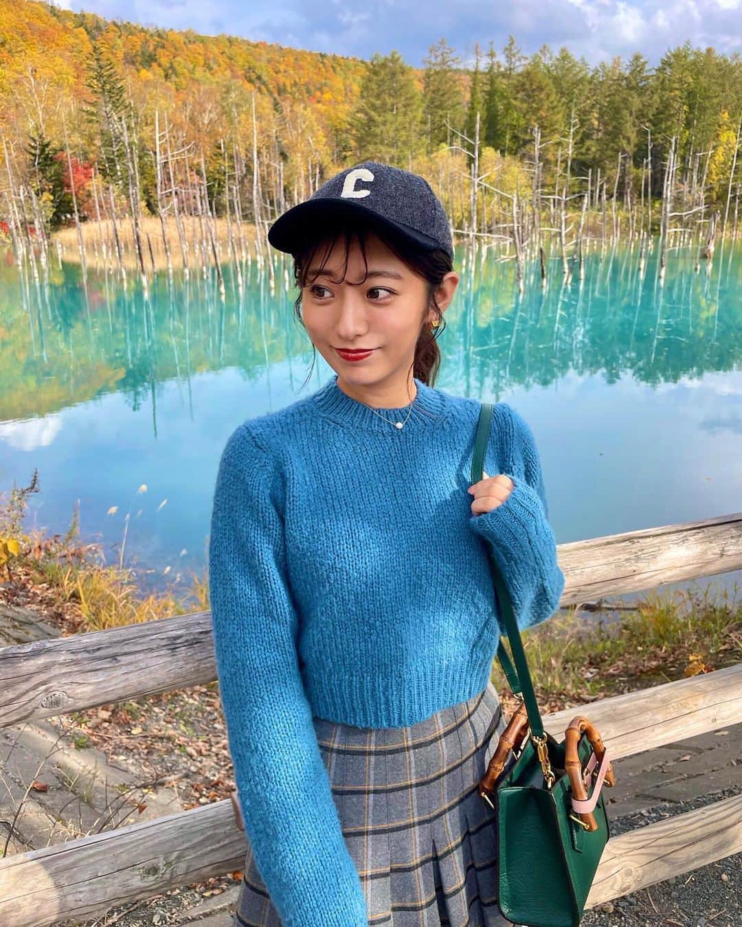 白戸ゆめのさんのインスタグラム写真 - (白戸ゆめのInstagram)「❄️ . in HOKKAIDO 北海道のおもいでパート2🐥 . ずっと行ってみたかった青い池💙 スープカレーまんぷく食べて、 夜にはジンギスカン食べて、、、🐏🍛 . あれ？ひょっとして 短い期間でちゃんと満喫できてる🤣 今度は違うエリアにも行きたいです🙋‍♀️ . #青い池 #白金 #美瑛町  #富良野グルメ #スープカレー #カレーのふらのや  #北海道グルメ #旅行コーデ」11月2日 19時49分 - yumeno.s_
