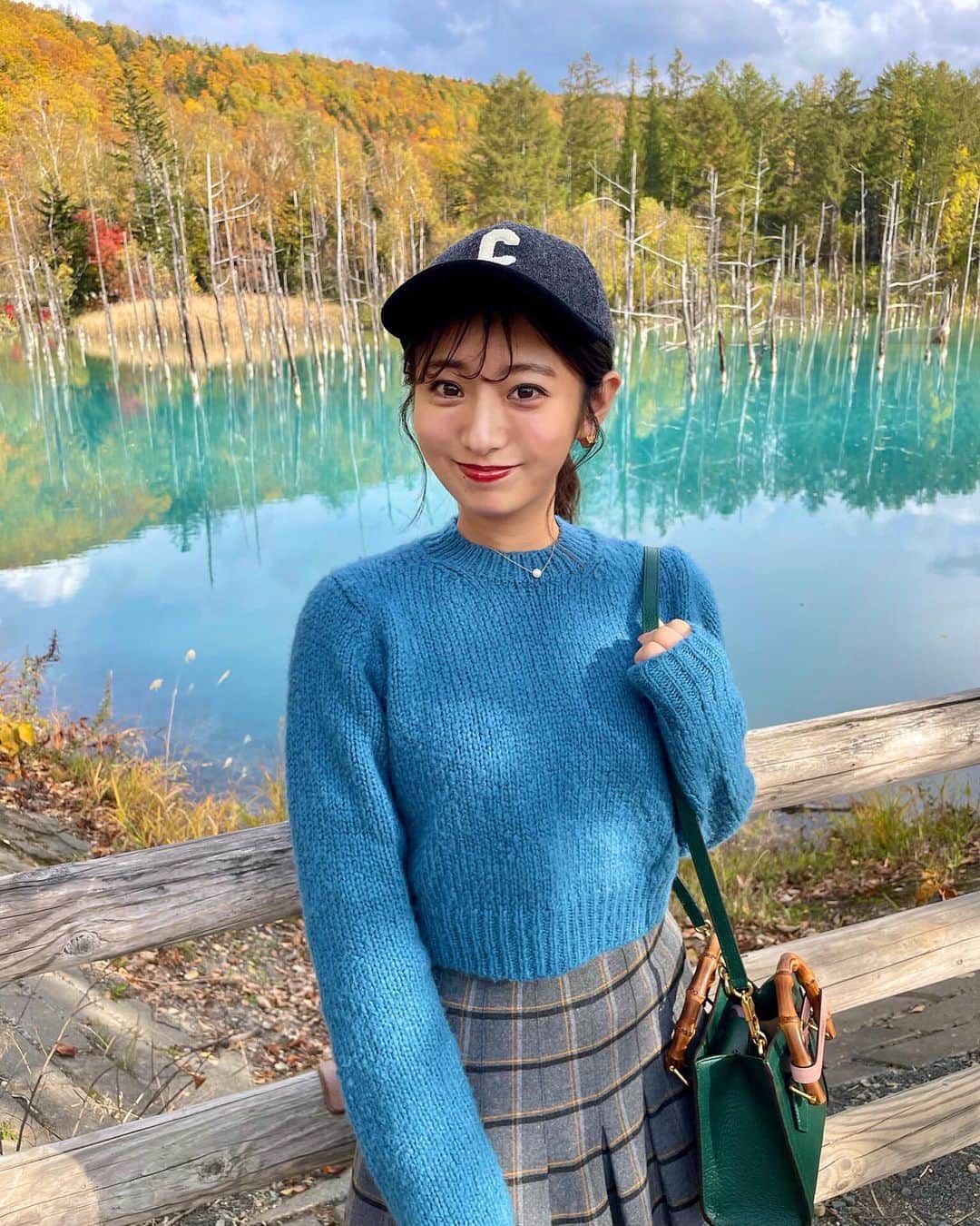 白戸ゆめのさんのインスタグラム写真 - (白戸ゆめのInstagram)「❄️ . in HOKKAIDO 北海道のおもいでパート2🐥 . ずっと行ってみたかった青い池💙 スープカレーまんぷく食べて、 夜にはジンギスカン食べて、、、🐏🍛 . あれ？ひょっとして 短い期間でちゃんと満喫できてる🤣 今度は違うエリアにも行きたいです🙋‍♀️ . #青い池 #白金 #美瑛町  #富良野グルメ #スープカレー #カレーのふらのや  #北海道グルメ #旅行コーデ」11月2日 19時49分 - yumeno.s_