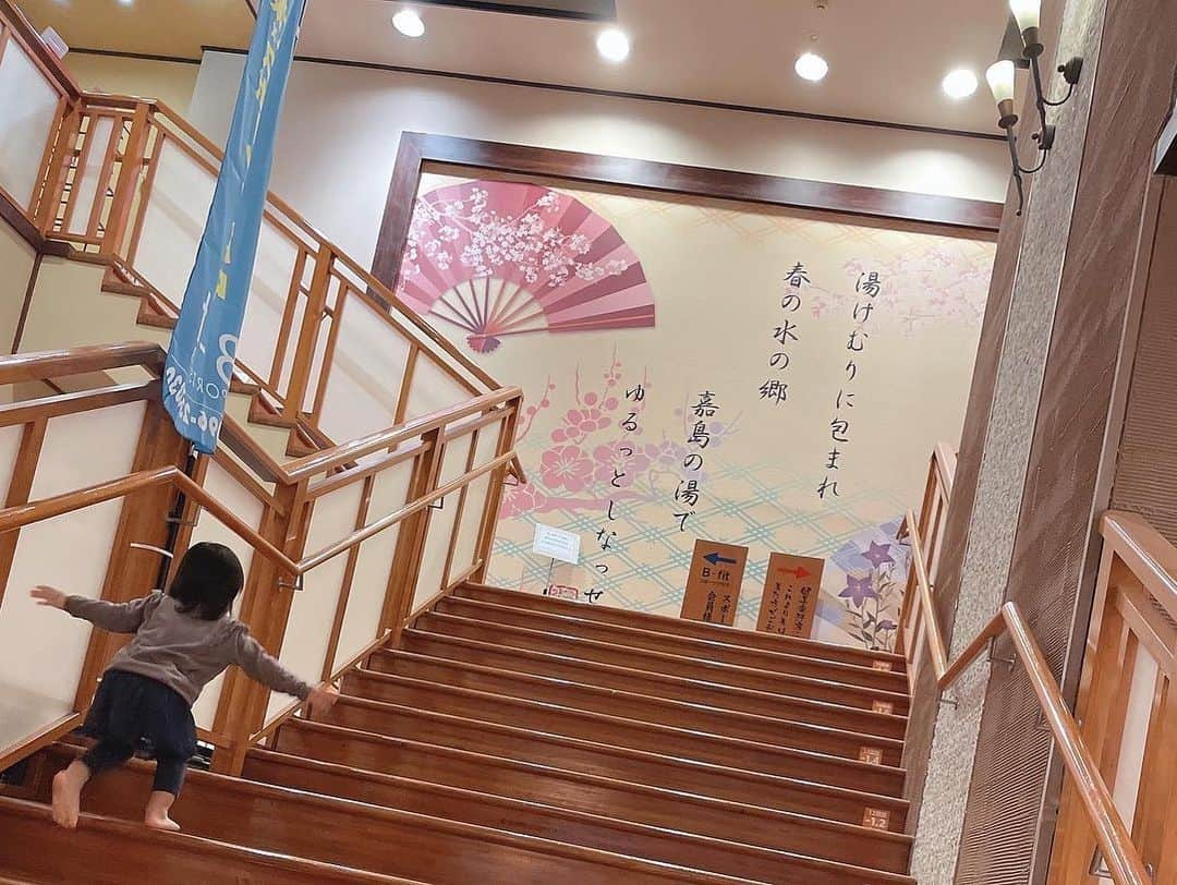 筒井莉子さんのインスタグラム写真 - (筒井莉子Instagram)「先日、熊本県にある 📍嘉島湯元水春 に行ってきました  普段、スーパー銭湯ってあまり行かないので 色んな種類の温泉に大興奮でした🤭 個人的には炭酸温泉が1番 好きかな...💞  そして温泉の温度が熱すぎないから本当に全部の温泉に入る事ができて大満足です✨ 小さいお子さんがおられる方は 小さい子でも楽しめる温泉になってると思います🫶🏻  御船インターおりて すぐの所にあるので めちゃめちゃ行きやすいです！  ちょっとした寄り道にもいいと思うので足を運んで 日頃の疲れを取って癒されてください🐒♨️  ちなみに、岩盤浴やサウナもあるので、岩盤浴大好き！サウナ大好き！って言う方にも凄く おすすめです🫡💞  PR @suisyun_kashima  #トリドリベース #嘉島湯元水春 #熊本温泉 #スーパー銭湯 #天然温泉 #岩盤浴でデトックス #九州サウナ #ロウリュサウナ」11月2日 20時22分 - riko.02tsutsui