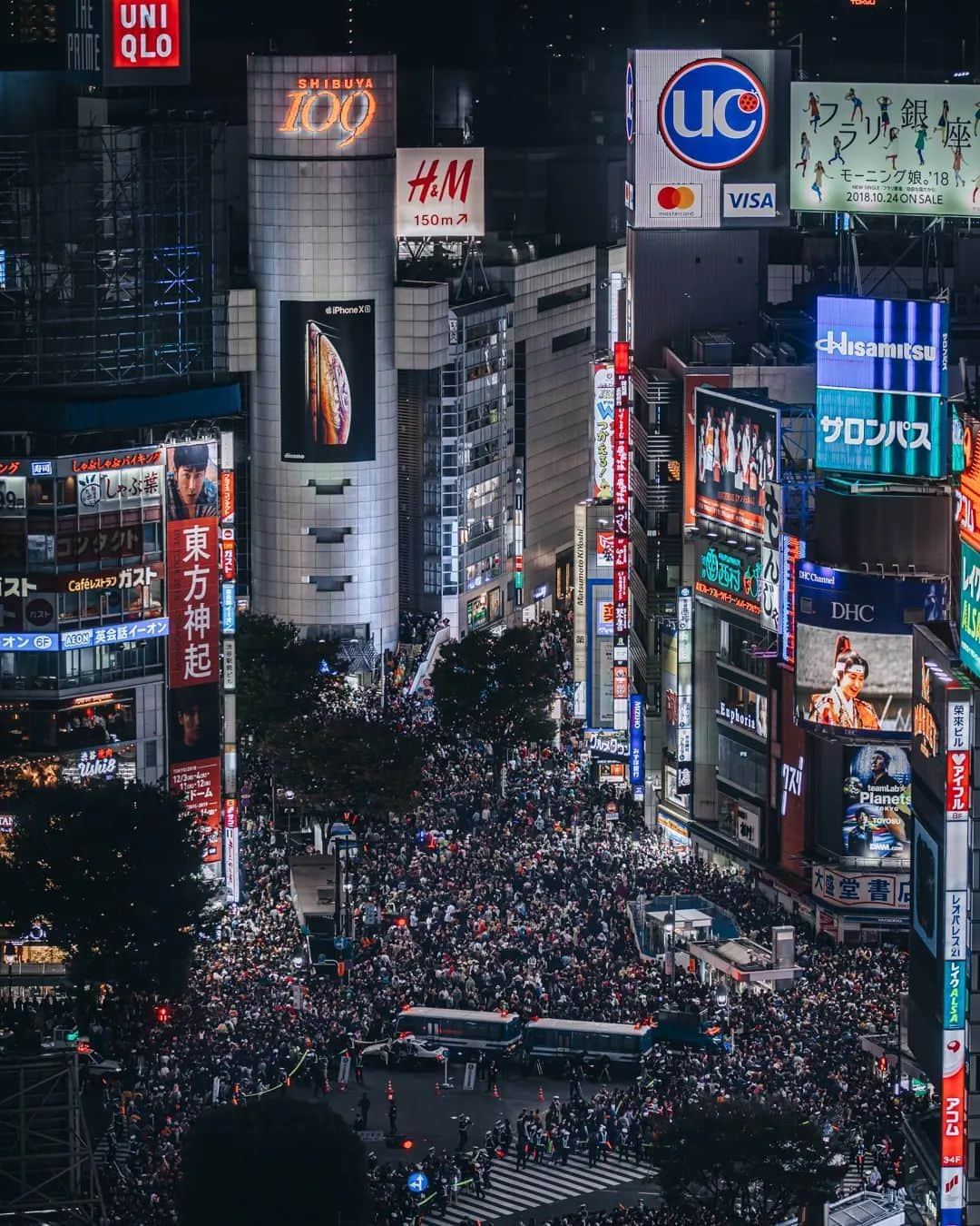 deepskyさんのインスタグラム写真 - (deepskyInstagram)「Tokyo Halloween Night before covid... . #shibuya #halloween . I heard there were quite many people in shibuya crossing on Halloween this year. But, look at how crazy it was before covid ！  今年のハロウィンは、コロナ禍ですが人が多かったみたいです。が、コロナ前のハロウィンのヤバさは比べ物にならなかいんで、是非見てください！  . . . #tokyo #halloweennight #shibuyacrossing #nightphotography #streetphotography #awesomephotographers #travelgram  #complexphotos  #sonyalpha  #streets_vision #lovetheworld #crazy  #beautifuldestinations #travel #photography」11月2日 21時23分 - _deepsky