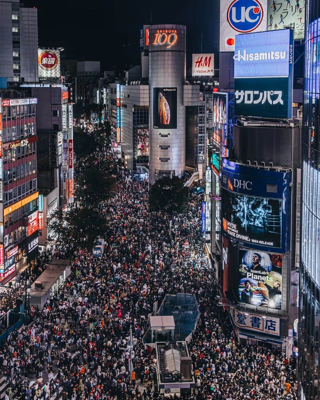 deepskyさんのインスタグラム写真 - (deepskyInstagram)「Tokyo Halloween Night before covid... . #shibuya #halloween . I heard there were quite many people in shibuya crossing on Halloween this year. But, look at how crazy it was before covid ！  今年のハロウィンは、コロナ禍ですが人が多かったみたいです。が、コロナ前のハロウィンのヤバさは比べ物にならなかいんで、是非見てください！  . . . #tokyo #halloweennight #shibuyacrossing #nightphotography #streetphotography #awesomephotographers #travelgram  #complexphotos  #sonyalpha  #streets_vision #lovetheworld #crazy  #beautifuldestinations #travel #photography」11月2日 21時23分 - _deepsky