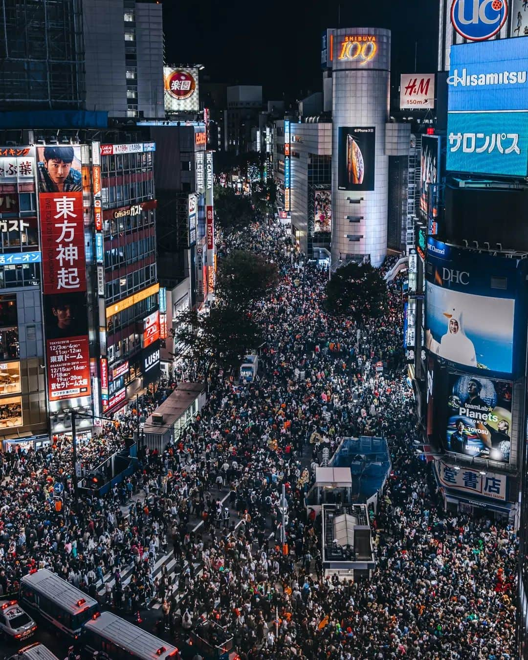 deepskyさんのインスタグラム写真 - (deepskyInstagram)「Tokyo Halloween Night before covid... . #shibuya #halloween . I heard there were quite many people in shibuya crossing on Halloween this year. But, look at how crazy it was before covid ！  今年のハロウィンは、コロナ禍ですが人が多かったみたいです。が、コロナ前のハロウィンのヤバさは比べ物にならなかいんで、是非見てください！  . . . #tokyo #halloweennight #shibuyacrossing #nightphotography #streetphotography #awesomephotographers #travelgram  #complexphotos  #sonyalpha  #streets_vision #lovetheworld #crazy  #beautifuldestinations #travel #photography」11月2日 21時23分 - _deepsky