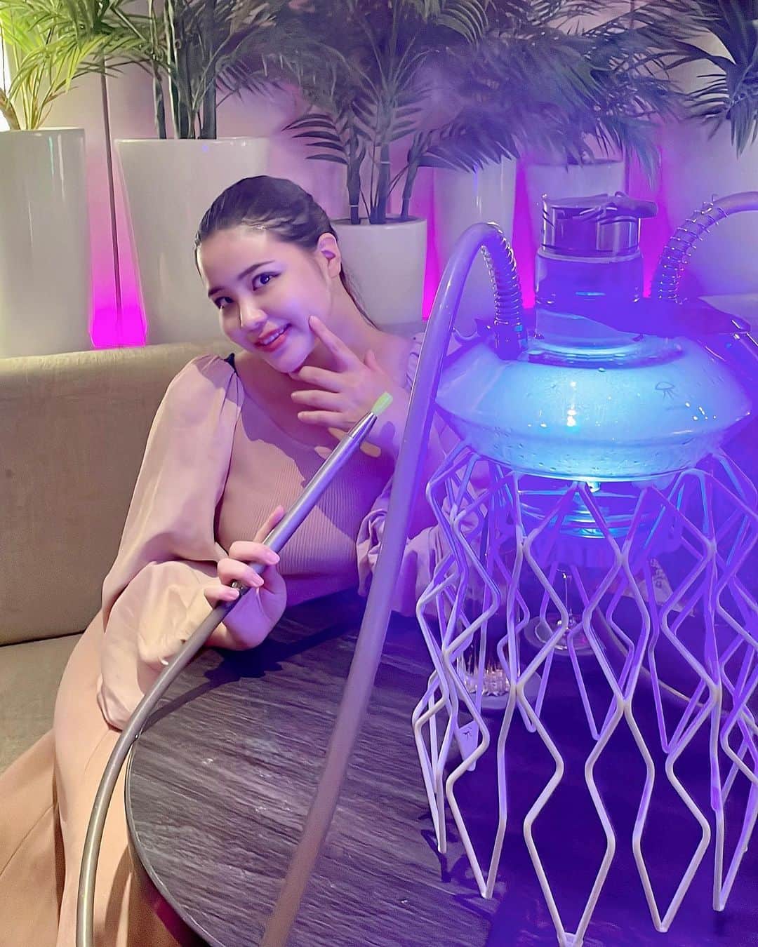 花宮レイさんのインスタグラム写真 - (花宮レイInstagram)「大阪心斎橋にある AVALONシーシャカフェ&バーに 行ってきたよ💭  宇宙人にも見えるしクラゲにも見えるし奇妙な形だけど可愛いシーシャ♡  写真映えするし こんな可愛いと写真撮るに決まってるよね❤️  心斎橋行った時はまた行きたい🥰  #花宮レイ#シーシャ#シーシャカフェ#シーシャバー#シーシャ女子#心斎橋#大阪#avalon」11月2日 22時38分 - hanamiya_lei2