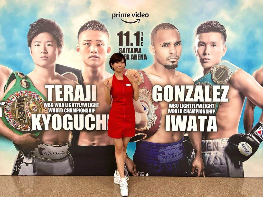 天野麻菜さんのインスタグラム写真 - (天野麻菜Instagram)「ボクシング史上2度目 10年ぶりの日本人同士の王座統一戦  WBC王者・寺地拳四朗 WBAスーパー王者・京口紘人  そんな歴史的な試合が昨日 11月1日にさいたまスーパーアリーナで行われました  そんな試合が行われる場に私がいるなんて、さらにリングガールとして携わるなんて リングガールを始めた頃は思いもしませんでした  それにきっと4年前の私なら、その凄さが分かっていませんでした  何度も世界戦のリングガールは経験させていただきましたが、日本人同士の戦いというのは想像もつきませんでした  普段の世界戦だと、日本人選手と外国人選手が戦い、場所が日本ということもあって、日本人選手が優勢だと歓声が大きく聞こえ、少し外国人選手がアウェイなのかなという雰囲気が漂う気がしていました  今回実際に試合が行われ、リングサイドから試合を見守っていると  それぞれの選手の応援に来られている会場の方々の歓声や拍手が、ラウンドを重ねるごとに増えていく、どちらもアウェイではなくホーム、そんな感じでした  今まではリングサイドにいるとき少し緊張感が強く、落ち着かないことが多かったです それは多分どこかで「日本人の選手に勝ってほしいけど、立場的にはそんなこと考えてはいけない」という気持ちでいたからなのかなと思いました もちろんどちらの選手のことも応援していましたが、その場で試合を見るより、改めて後日配信で試合を見ようって思ってました  昨日の試合はただただ「どちらが勝つのかな！」という、一ボクシングファンとして見られたのが大きかったのかもしれません  リングガールとしてその場にいるのでじっくり見てる場合ではないんですが、本当に楽しくて興奮のあまりリングガールとしてインターバルを回ることを忘れてしまいそうになるくらいでした  そんな見入ってしまった試合はもちろん最後の試合だけでなく、昨日行われた試合全てが胸熱でした  会場に来られた方々、ライブ配信を見ていた方々とそんな楽しい時間を共有できたことを嬉しく思います  リングガールに手を振ってくださった方々もいたり、記事でも新しい衣装を取り上げてくださったり、とても楽しくリングガールを務めることができました 本当にありがとうございます  今後もまた胸が熱くなるような、みんなで盛り上がりたくなるような、そんなボクシングの試合が沢山行われることを楽しみにしています  またLive boxingだけでなく、毎月第二火曜日に後楽園ホールで行われている「フジボクシング」もぜひ見に来てください！  #ボクシング #boxing #liveboxing #amazonプライムビデオ #生配信 #さいたまスーパーアリーナ #格闘技 #スポーツ #王座統一戦 #ライトフライ級 #寺地拳四朗 #京口紘人 #リングガール #ラウンドガール #天野麻菜 #雪平莉左 #フジボクシング」11月2日 23時49分 - akaringo_mana