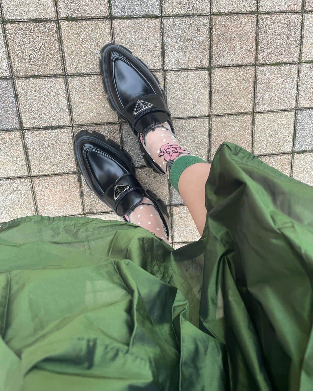 白戸ゆめのさんのインスタグラム写真 - (白戸ゆめのInstagram)「🛍 . おはようございます☀ 先日、みんなでアウトレットに〜🎶 ようやくおろせたローファーは 足細く見える優秀なアイテムです🥺 足首ないって有名な私でも細く見えます笑 . 豆腐カツ初めて食べたけどこんなに美味しいんだね💓 ハマりそう、、、🙈 . #アウトレット #御殿場アウトレット  #銀かつ亭田むら」11月3日 10時40分 - yumeno.s_
