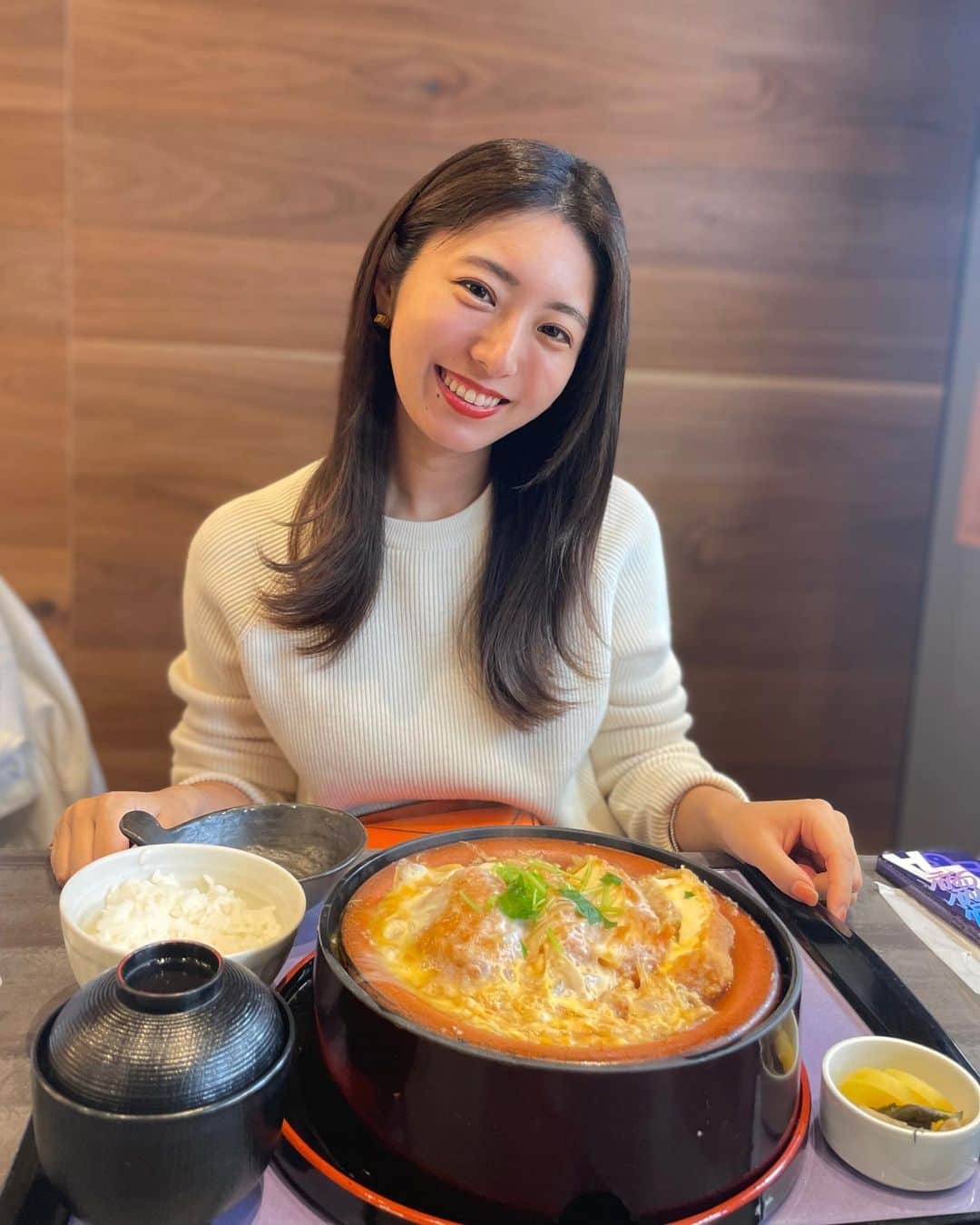 白戸ゆめのさんのインスタグラム写真 - (白戸ゆめのInstagram)「🛍 . おはようございます☀ 先日、みんなでアウトレットに〜🎶 ようやくおろせたローファーは 足細く見える優秀なアイテムです🥺 足首ないって有名な私でも細く見えます笑 . 豆腐カツ初めて食べたけどこんなに美味しいんだね💓 ハマりそう、、、🙈 . #アウトレット #御殿場アウトレット  #銀かつ亭田むら」11月3日 10時40分 - yumeno.s_