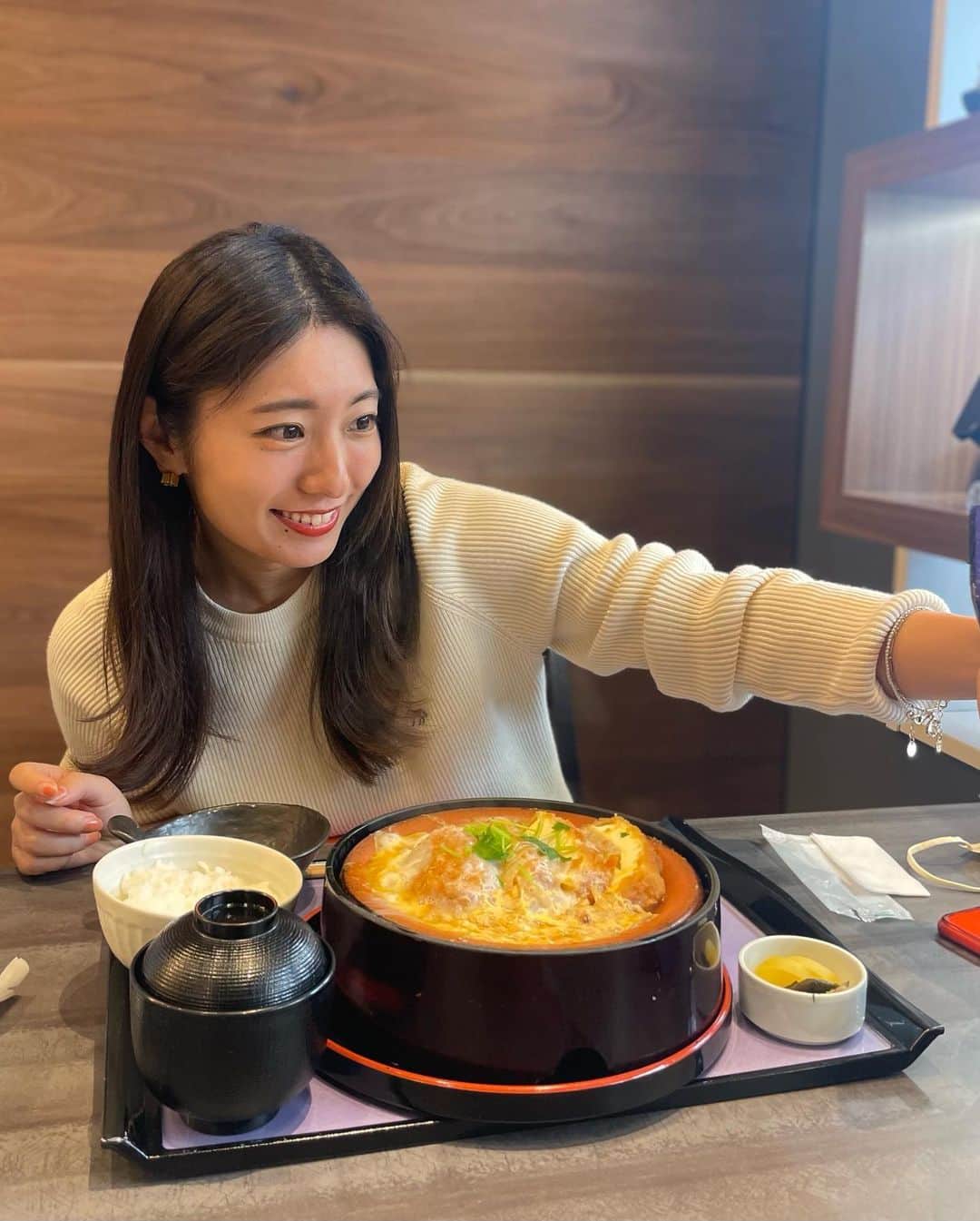白戸ゆめのさんのインスタグラム写真 - (白戸ゆめのInstagram)「🛍 . おはようございます☀ 先日、みんなでアウトレットに〜🎶 ようやくおろせたローファーは 足細く見える優秀なアイテムです🥺 足首ないって有名な私でも細く見えます笑 . 豆腐カツ初めて食べたけどこんなに美味しいんだね💓 ハマりそう、、、🙈 . #アウトレット #御殿場アウトレット  #銀かつ亭田むら」11月3日 10時40分 - yumeno.s_