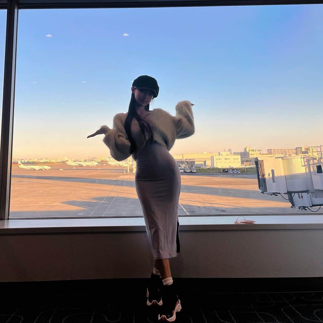 ピョ・ウンジさんのインスタグラム写真 - (ピョ・ウンジInstagram)「ここ最近の数日間だよ Summary of past few days in emoji ✈️🌴🌺📸📹😵‍💫🤣🫠😵🏠 요 며칠간 스케줄 이모지로 한줄 요약, 자세한건 나중에 :)」11月3日 11時51分 - pyoapple