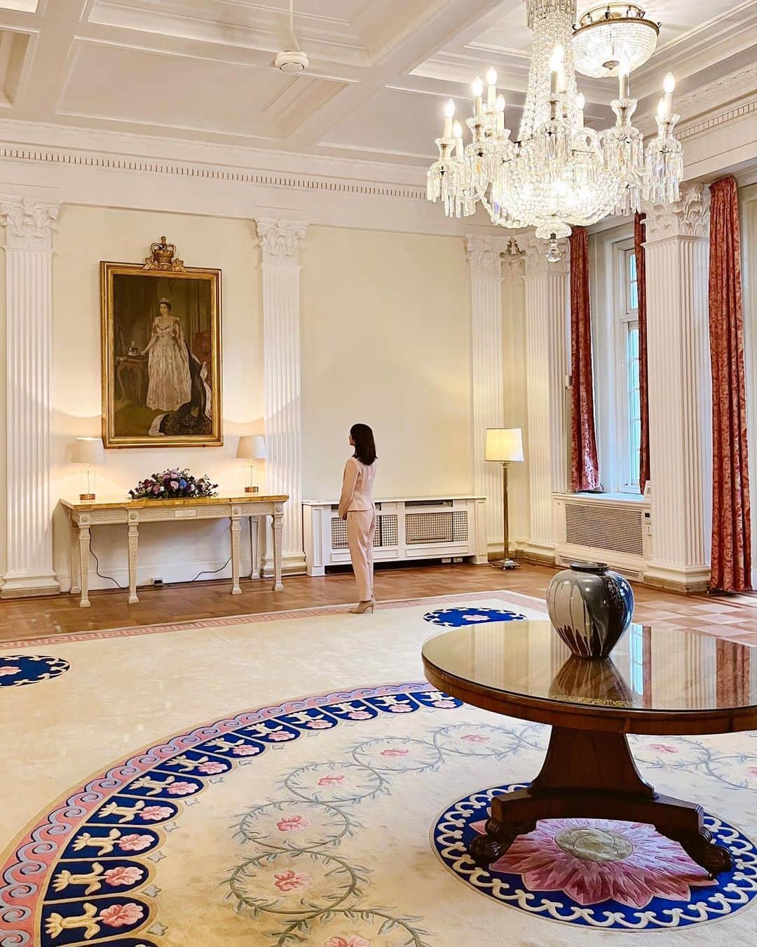松村未央さんのインスタグラム写真 - (松村未央Instagram)「🍽 「新•大使館の食卓」 今回は駐日英国大使館へ🇬🇧  大使のエリザベス女王陛下への想い、家族への想い、日本への想いを伺うとともに、ゲストのリリー・フランキーさんにも英国との関係、魅力を伺いました。  女王陛下即位70周年を記念して考案されたデザートもいただきました✨  11/5(土)18:00〜18:55 BSフジにて放送です🍽  #新大使館の食卓 #駐日英国大使館 #プラチナジュビリー #リリーフランキー さん #松村未央」11月3日 12時05分 - mio.matsumura_