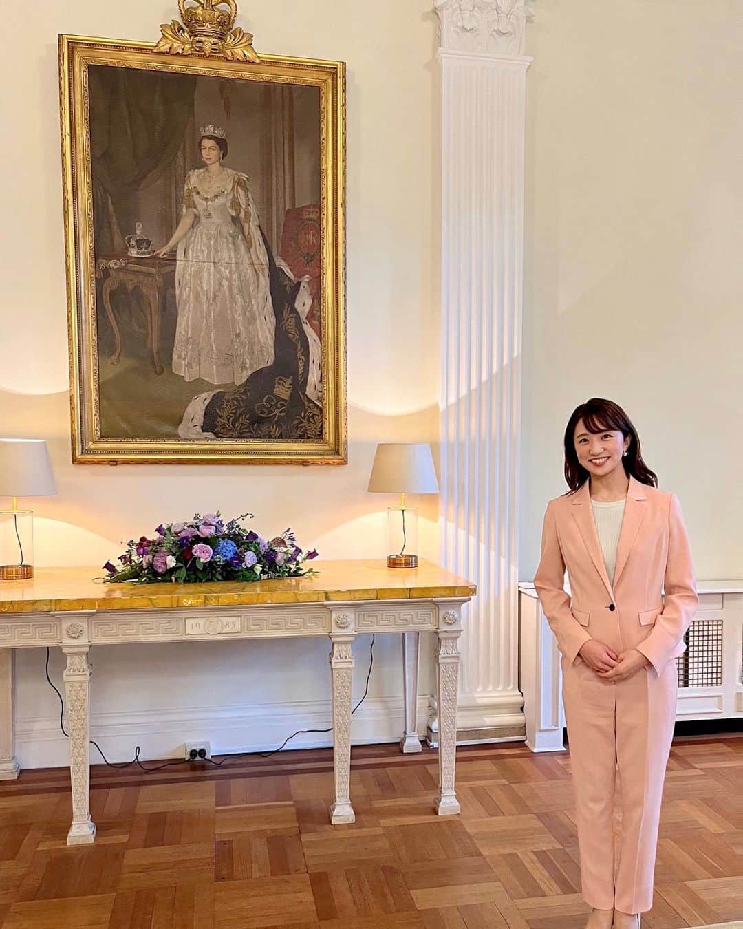 松村未央さんのインスタグラム写真 - (松村未央Instagram)「🍽 「新•大使館の食卓」 今回は駐日英国大使館へ🇬🇧  大使のエリザベス女王陛下への想い、家族への想い、日本への想いを伺うとともに、ゲストのリリー・フランキーさんにも英国との関係、魅力を伺いました。  女王陛下即位70周年を記念して考案されたデザートもいただきました✨  11/5(土)18:00〜18:55 BSフジにて放送です🍽  #新大使館の食卓 #駐日英国大使館 #プラチナジュビリー #リリーフランキー さん #松村未央」11月3日 12時05分 - mio.matsumura_