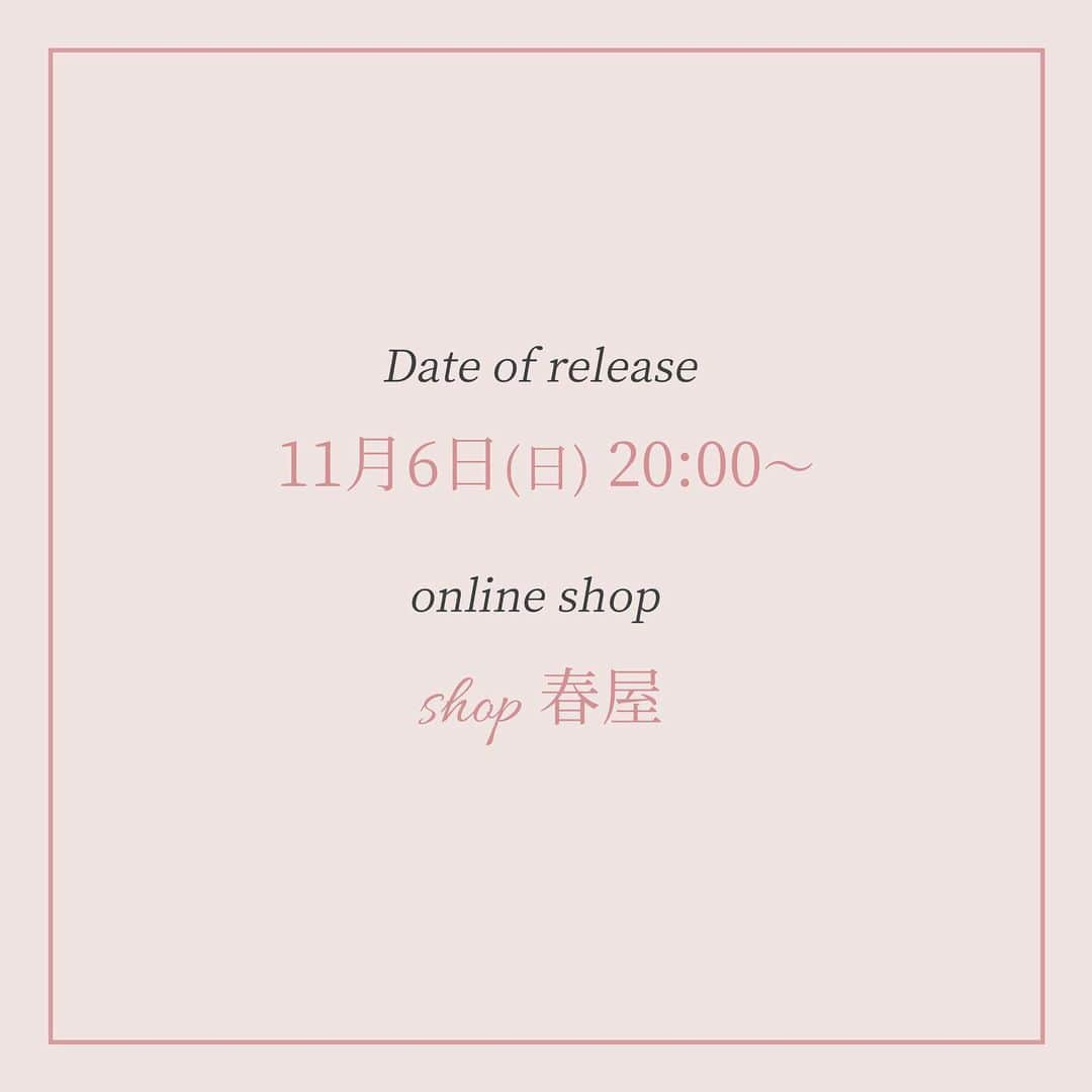 平泉春奈さんのインスタグラム写真 - (平泉春奈Instagram)「⁡ 📢お知らせ ⁡ お待たせしました🥳🎉 毎年恒例🌟2023年卓上カレンダー販売のお知らせです🗓これだけは絶対毎年作らなければ！というよくわからん使命感によって、どんなに仕事が忙しかろうと頑張ると決めています🫡 ⁡ 今回も春夏秋冬を存分に感じられる、愛が溢れたカップルイラストを表紙も入れて13枚収録してます🌸🎆🎃🎄背景色は全部違うので、毎月新鮮な気持ちで楽しめるよ🥺❤️ また1年間、私の絵と共に暮らして下さい❤︎（もちろん今回も送料無料です！！） ⁡ 数量限定なので、欲しい方はお早めにご注文下さい！一応多めには作ってますが…欲しい方の手に届きますように！！ ⁡ サイトのリンクはストーリーズハイライトに残すので、先に会員登録しておくと販売当日慌てずスムーズに注文して頂けると思います❣️（住所間違いも毎年多いから、気をつけてね！） ⁡ ⁡ 💘カレンダー販売の詳細です↓↓↓↓↓↓↓↓ ⁡ 【販売日時】 11月6日(日)20時〜 ⁡ 【販売サイト】 春屋（※全品送料無料） ⁡ 【素材】 最高級上質紙220㎏。マットでスベスベした厚手の上質紙で高級感のある丈夫な紙質です。表面にうっすらグロス感があって、複雑な色味も綺麗に印刷されています。片面カラー13枚セットになってます。しっかりした厚みのある黒いスタンド付きです。 ⁡ 【組立てサイズ】 A6はがきサイズ W148×H115×D62mm ※リング部分除く ⁡ 【配送方法】 クリックポスト(日本郵便) ※入金確認後順次発送となります。 ※ポスト投函による配送方法ですので細かい日時指定や配送指定はできません。詳しくは『クリックポスト』で検索して下さい。 ※日本国内発送のみ ⁡ ⁡ ⁡ ⁡ #カップルイラスト #猫 #イラスト #ラブストーリー #カップル #イラストレーション #恋愛 #恋人 #夫婦 #インテリア #キス #ハグ #同棲 #キスシーン #2023年カレンダー#イラストレーターグッズ #卓上カレンダー　#ラブシーン #ハロウィン #桜 #クリスマス #春夏秋冬 #ウエディング #illustration  #coupleillustration #Illustrator」11月3日 19時38分 - hiraizumiharuna0204