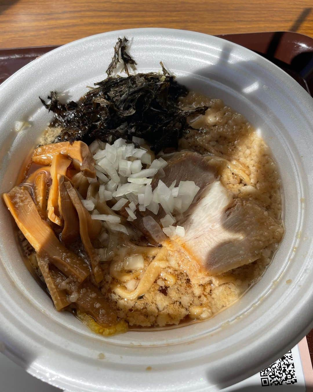 イモトアヤコさんのインスタグラム写真 - (イモトアヤコInstagram)「・ #東京ラーメンフェスタ  駿河拉麺會 「駿河湾タカアシガニ出汁 極上塩らぁ麺」  酒麺亭潤「燕三条 背脂中華そば」  冨永愛さんの 「ラーメンは年2回」に憧れて今年ここまで頑張ってきたけど 多分第二幕も行く気がするので 「ラーメンは年4、5回」にしようかと思ってます。  もうね、美味すぎる」11月3日 20時03分 - imotodesse