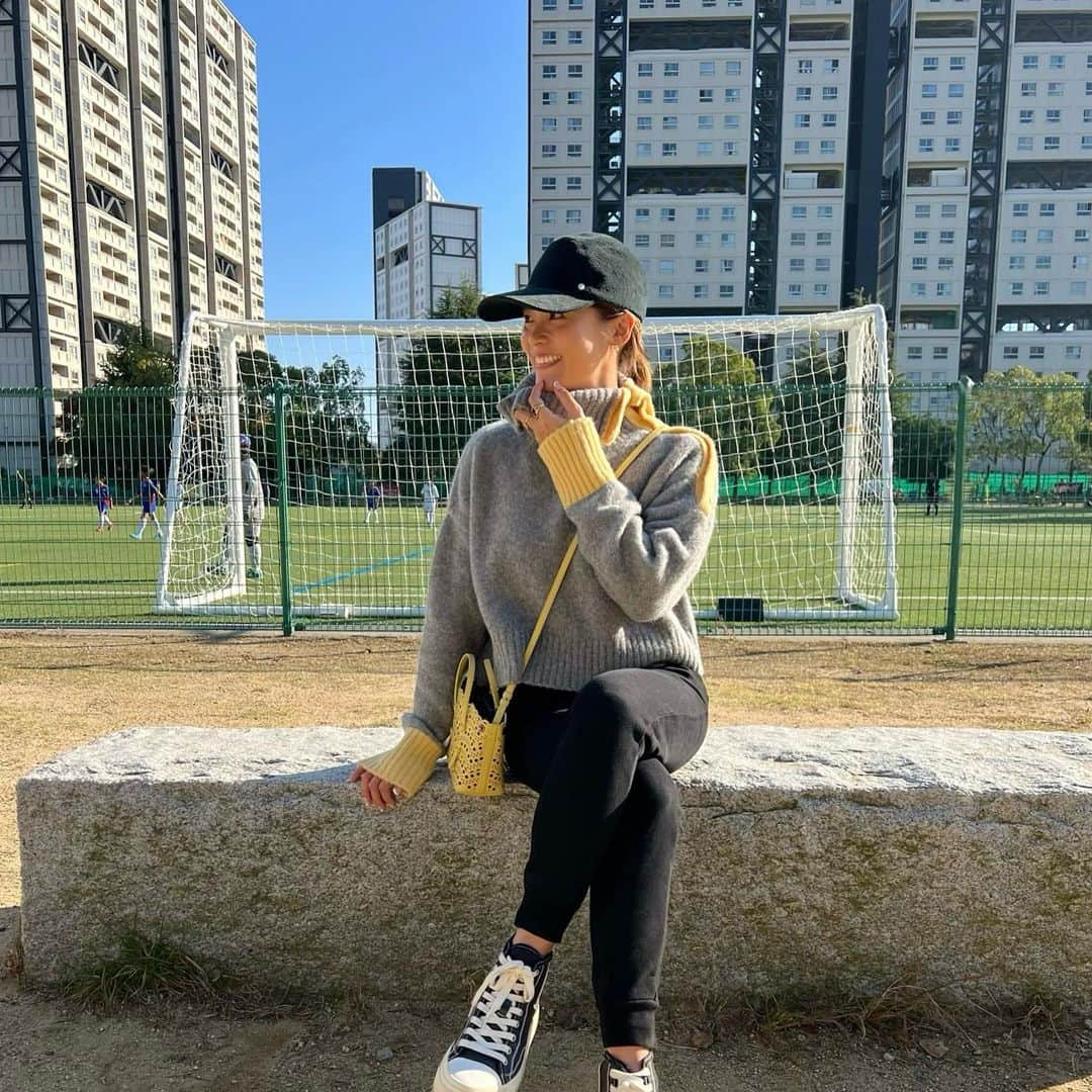 Risako Yamamotoさんのインスタグラム写真 - (Risako YamamotoInstagram)「今日は甥っ子のサッカーの試合を観に⚽️👟 試合の後LINEをくれてとっても嬉しかった🥹🤍🫶🏽  陽差しが強く感じるほどとても良いお天気で、キャップ被って行ってよかったです♥︎ @helen_kaminski のコーデュロイ素材のキャップ"Haisley"🧢  ラフィアハット以外も可愛いくてお気に入り♡  #ootd #fashion #coordinate #outfit #helenkaminski #ヘレンカミンスキー #rosymonster #kuchidesign」11月3日 21時09分 - risako_yamamoto