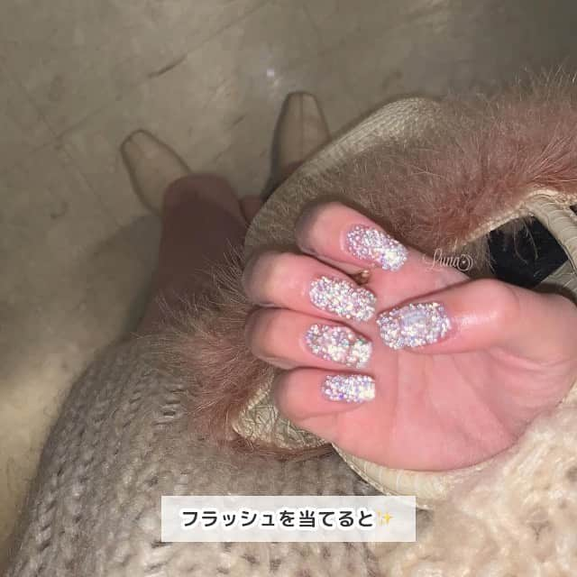 RiLiさんのインスタグラム写真 - (RiLiInstagram)「フラッシュ当てるとキラキラ⚡️ 【フラッシュネイル】🎄🫧 . 特殊なジェルネイルで フラッシュを当てると 発光してきらきらと輝く 【フラッシュネイル】🎀⚡️ . フラッシュを当てないver.の さりげないキラッとした感じも かわいいのよ〜🩰🎈 . クリスマスネイルや パーティーネイルにも ぴったりだよね🚀🚀🚀 . ネイリストさんにお願いして フラッシュネイルに 挑戦してみよ🛸⚡️ . ❣️❣️❣️⁣ RiLi.tokyoはみんなの⁣ 「なりたい」「やりたい」を応援💡⁣ .⁣ かわいいコーデやアイテム⁣ 注目スポットなどが撮れたら⁣ ハッシュタグ→#rili_tokyo を付けて投稿してね❗⁣⁣ RiLiで紹介しちゃうかも🤭⁣ ．⁣⁣ Special Thanks💋 Photo by⁣⁣ @kitty_nome  @06srsrn  @pprprprnail  @__nailmk  . #セルフネイル #ジェルネイル #ちゅるんとネイル #ガーリーネイル #オフィスネイル #シンプルネイル #大人ガーリーネイル#ハートネイル#ネイルチップ#ネイルチップオーダー#ネイルチップ通販#ネイルチップ販売#成人式ネイルチップ#成人式ネイル #振袖ネイル #結婚式ネイル #ラメフレンチ #フレンチネイル #ネイルデザイン #riliっぽネイル #卒業式ネイルチップ #rili_tokyo  #ちゅるちゅるネイル #うるうるネイル #フラッシュネイル　#クリスマスネイル #riliっぽクリスマス」11月3日 21時11分 - rili.tokyo